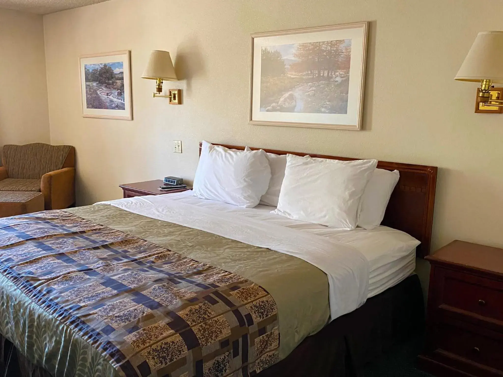 Bedroom, Bed in National 9 Inn Price