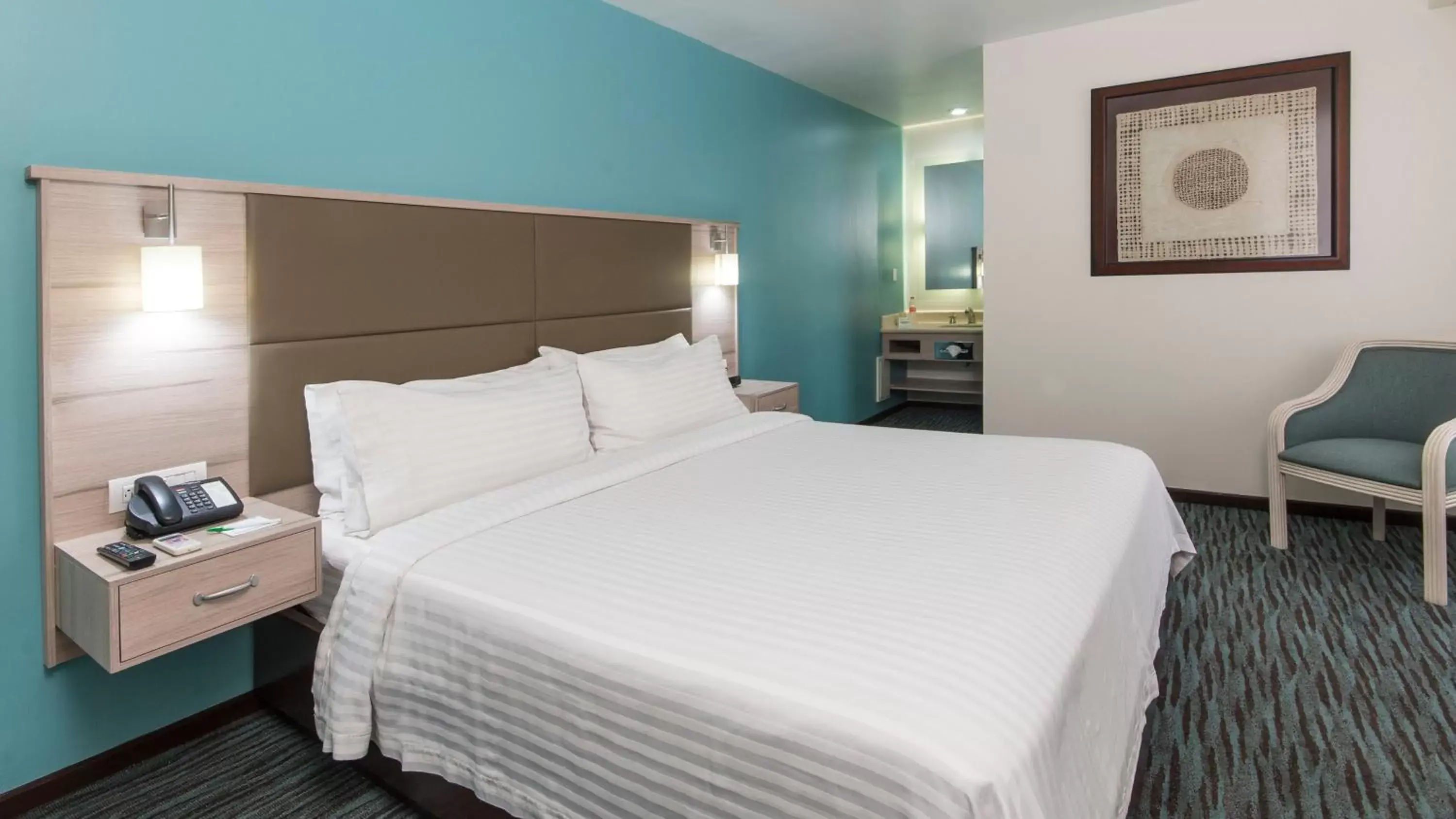 Photo of the whole room, Bed in Holiday Inn & Suites Mexico Zona Reforma, an IHG Hotel
