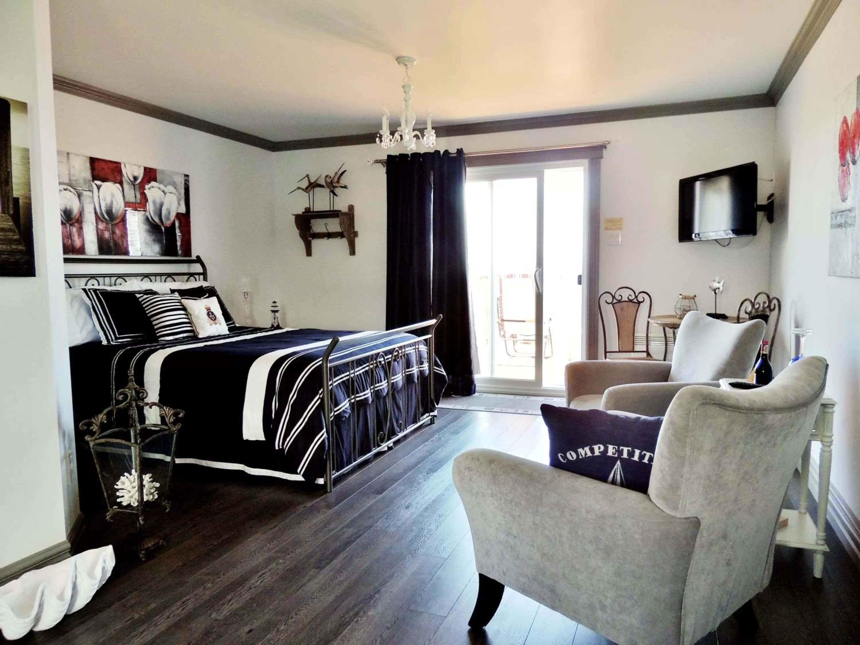 Photo of the whole room, Bed in Auberge du Vieux Faubourg