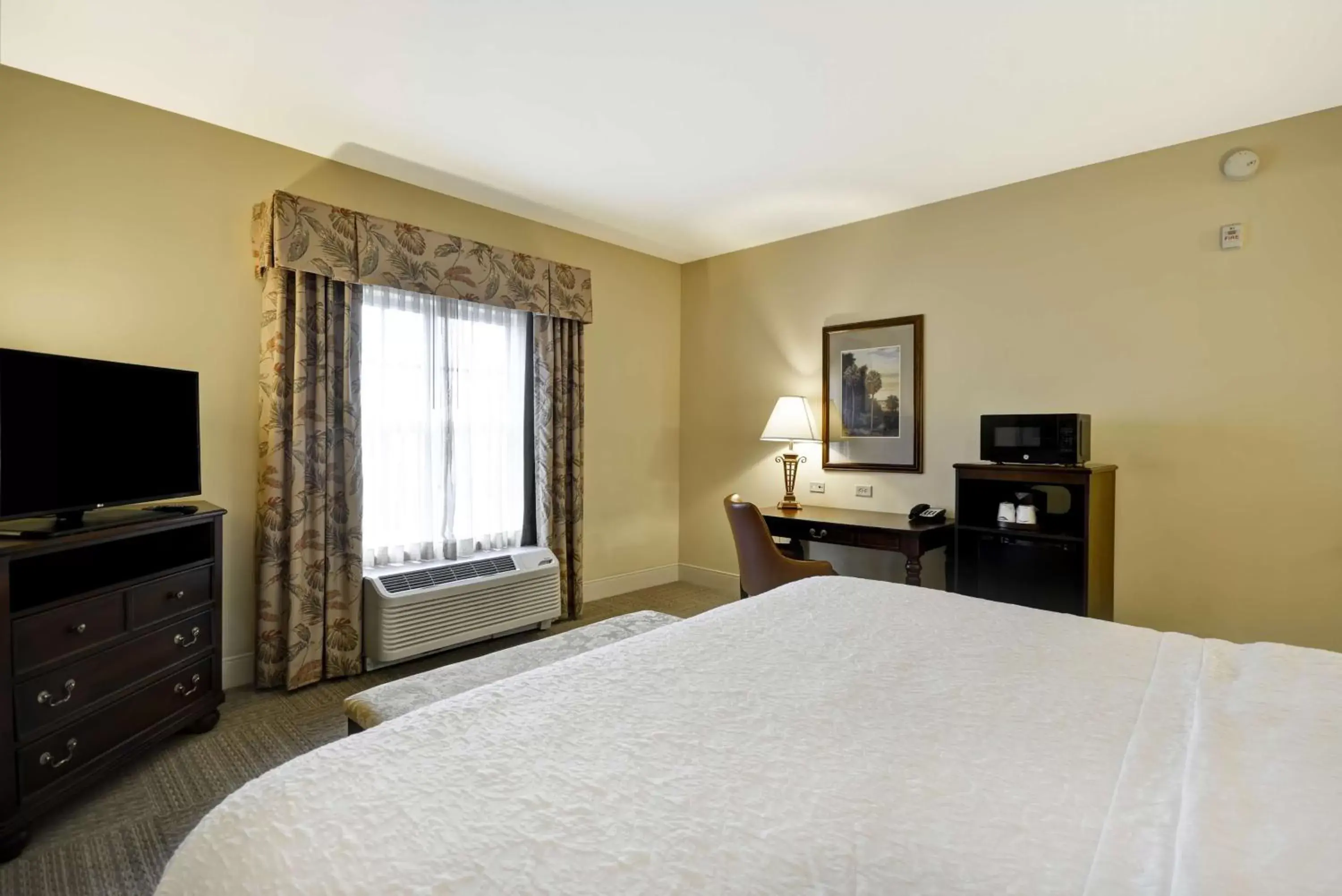Bedroom, TV/Entertainment Center in Hampton Inn & Suites Savannah Historic District