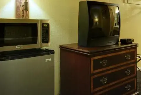 TV and multimedia, TV/Entertainment Center in Americas Best Value Inn Comanche