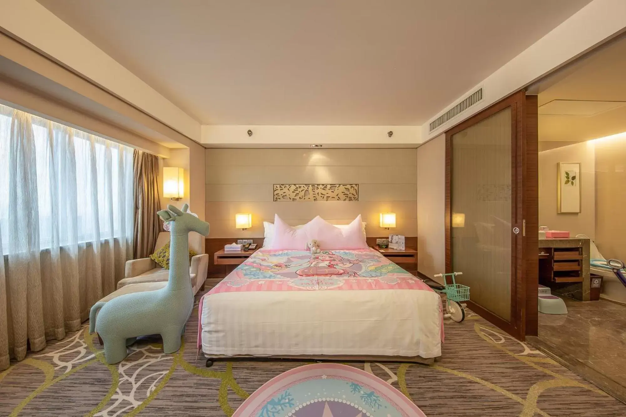 Photo of the whole room, Bed in Crowne Plaza Guangzhou City Centre, an IHG Hotel