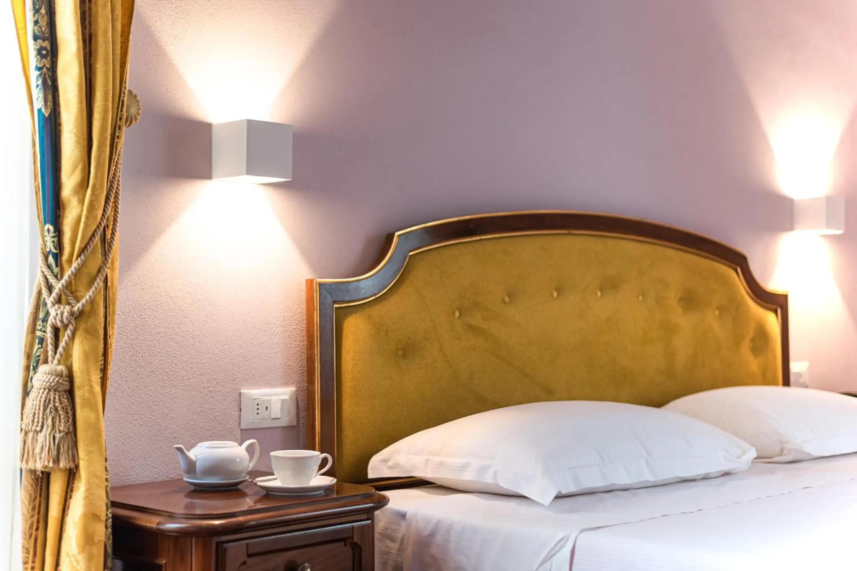 Decorative detail, Bed in Hotel Villa San Michele