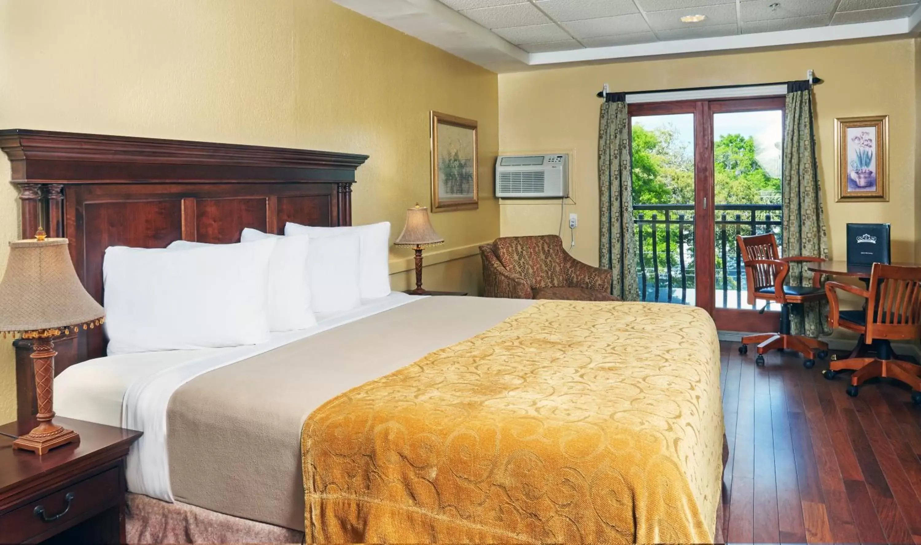 Bed in Ocean Inn & Suites