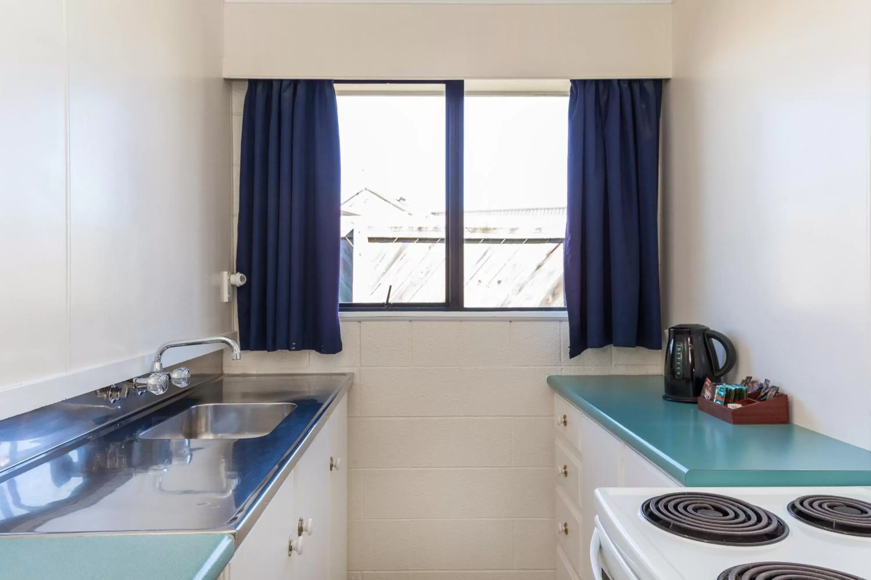 Kitchen/Kitchenette in Cherylea Motel