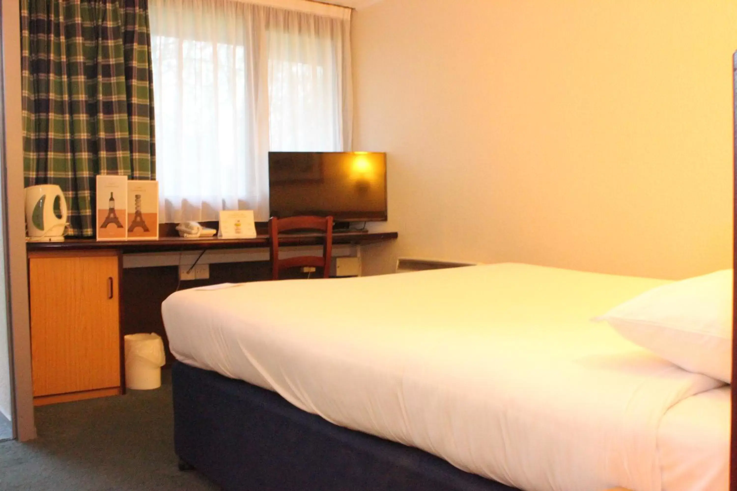 Bedroom, Bed in Campanile Hotel Hull