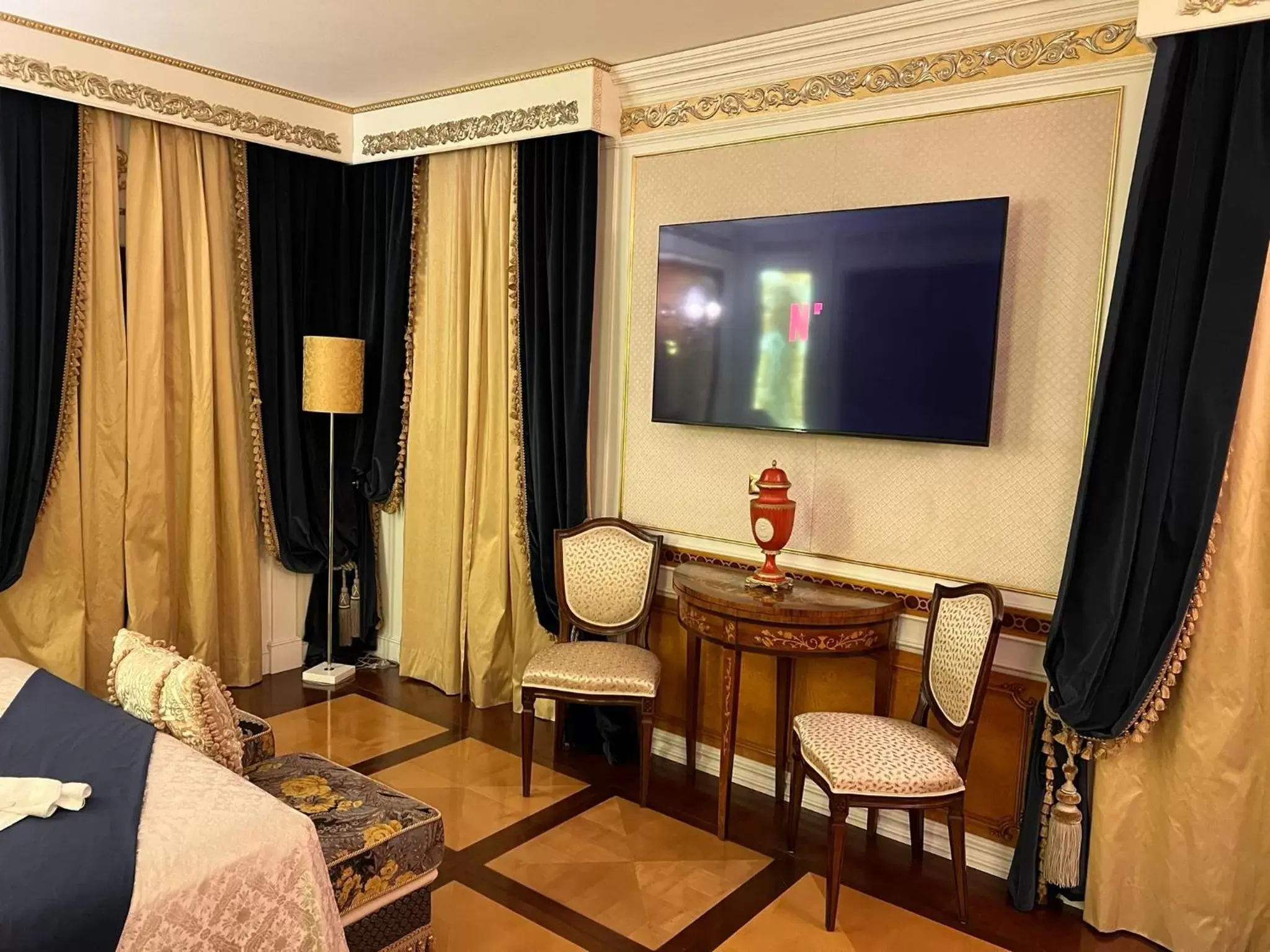 TV/Entertainment Center in Hotel Villa Pigalle