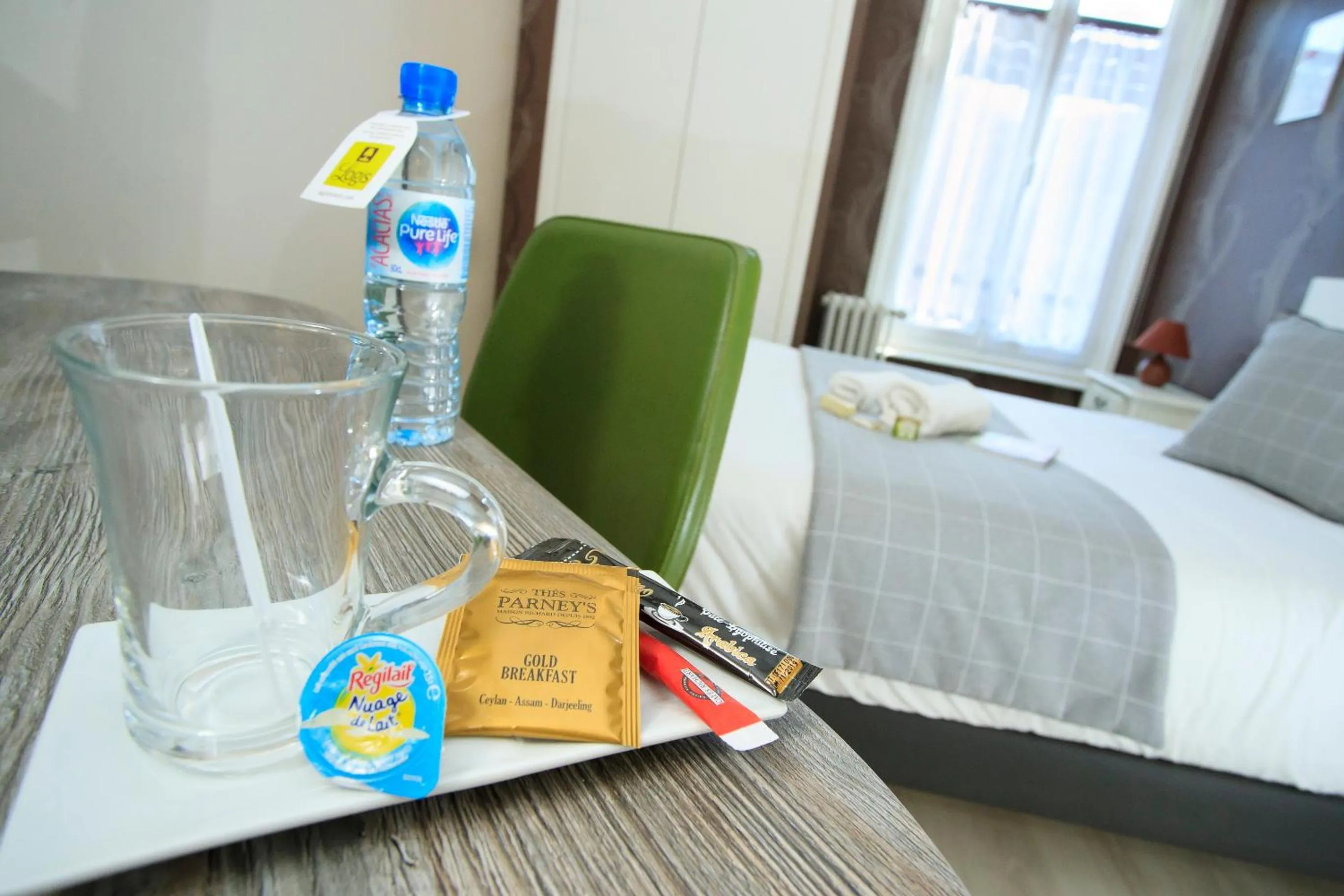 Bed in Logis Hotel & Restaurant de la Basilique