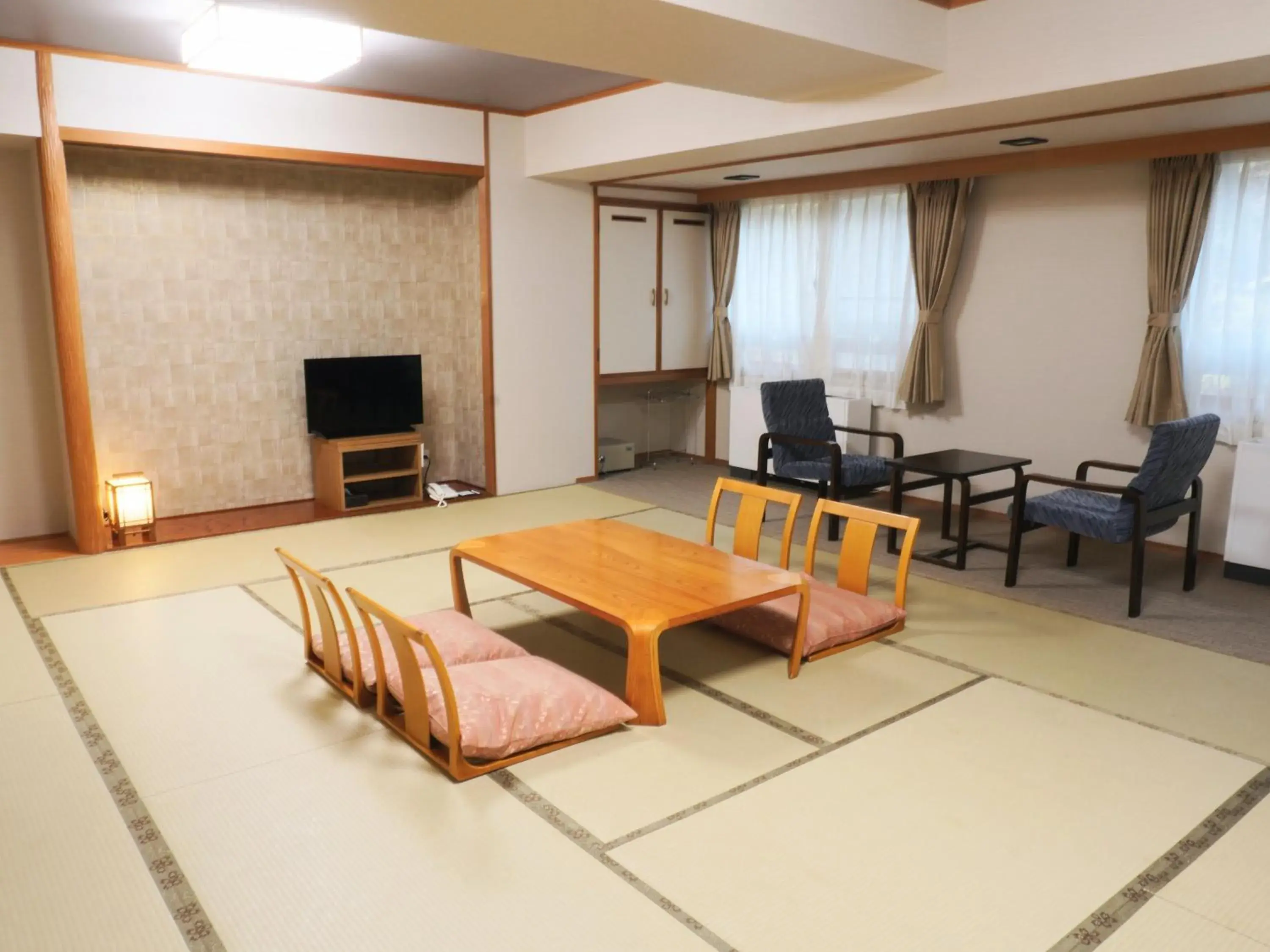 Photo of the whole room, Seating Area in Hotel Yumoto Noboribetsu