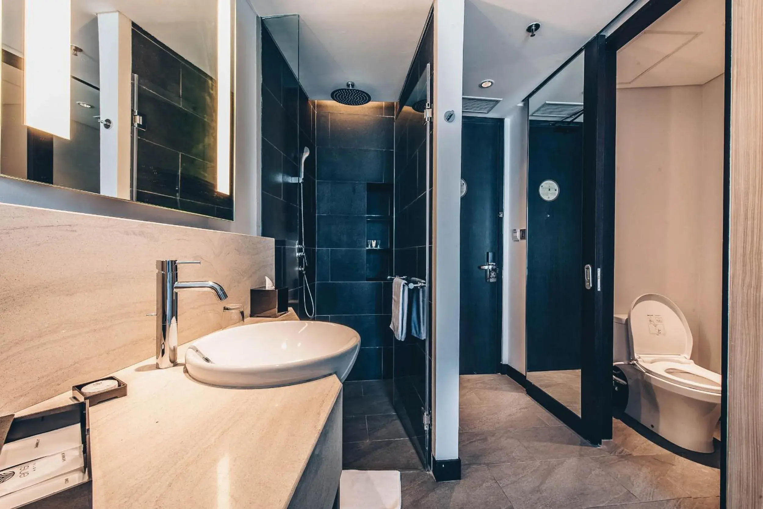 Shower, Bathroom in Enso Hotel