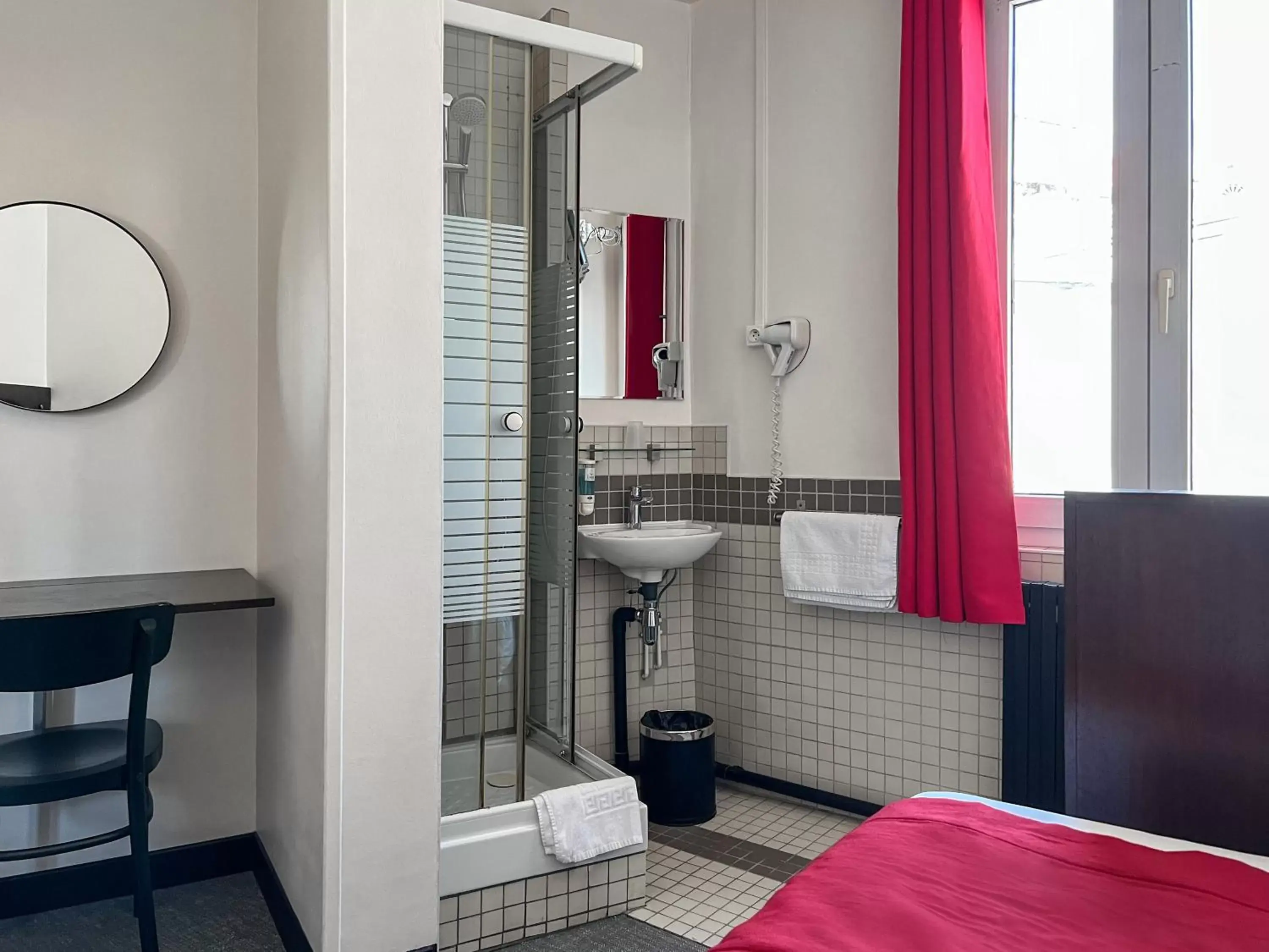 Bed, Bathroom in Hôtel Boissière