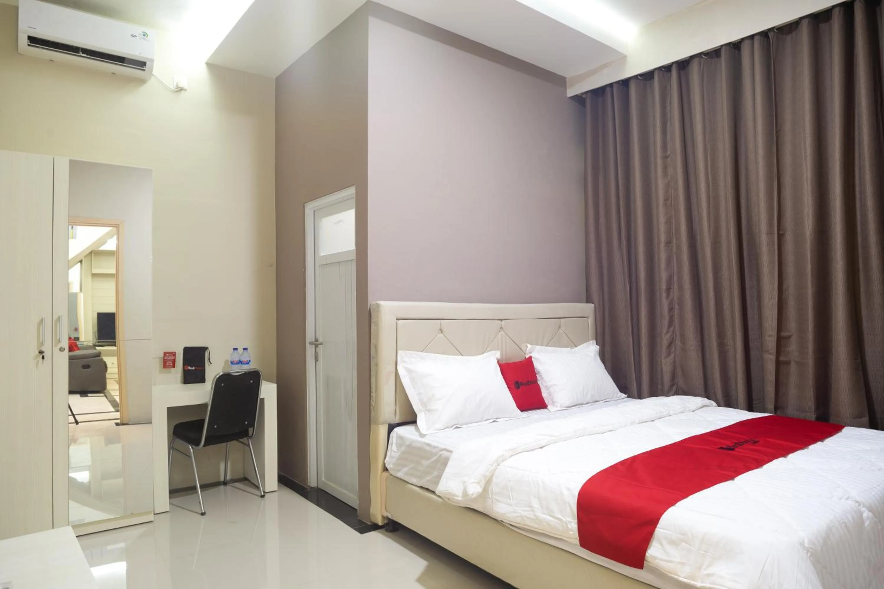 Bedroom, Bed in RedDoorz near IPB Dramaga Bogor