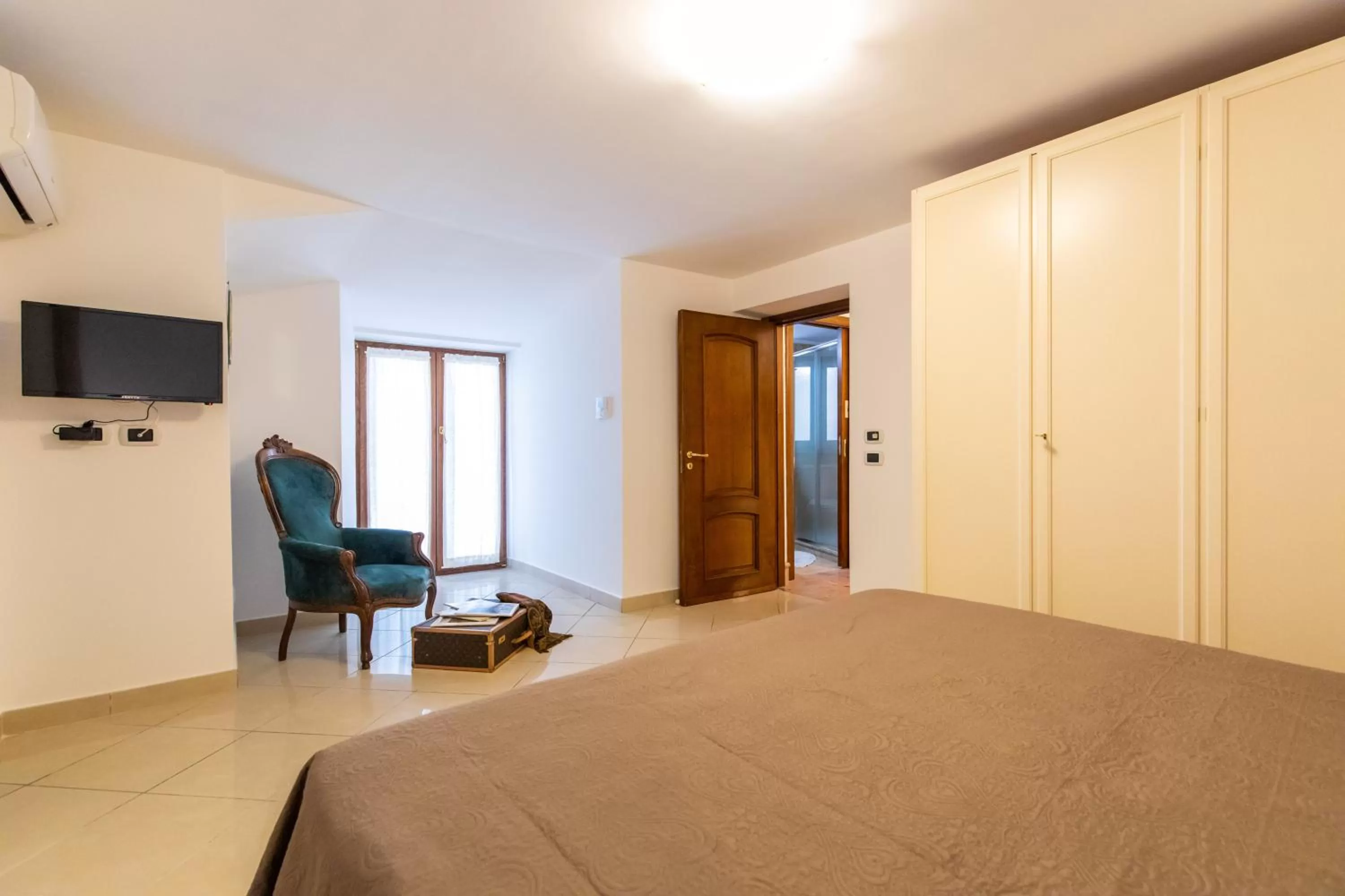 Photo of the whole room in Medina Central