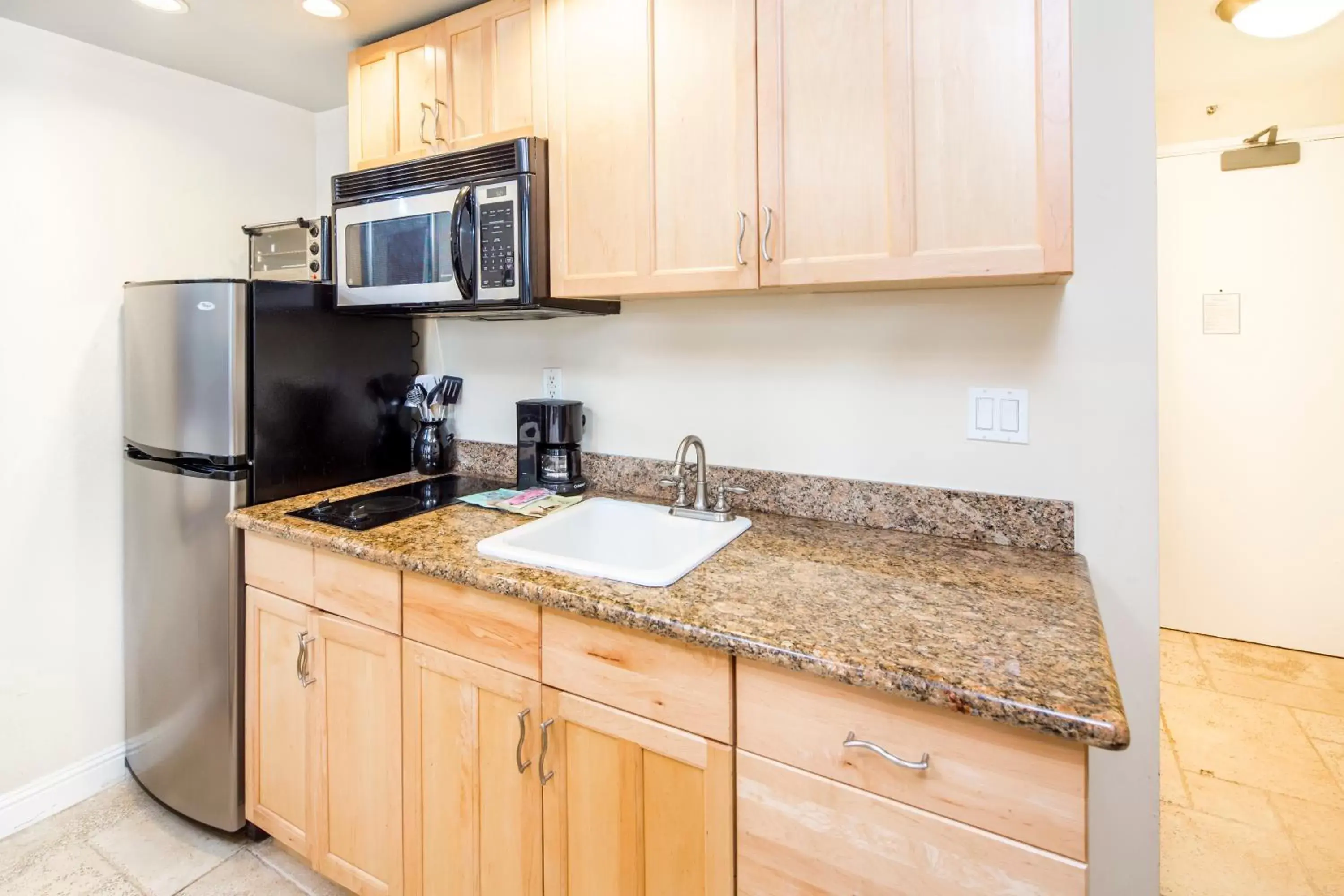 Kitchen/Kitchenette in Castle Waikiki Grand Hotel