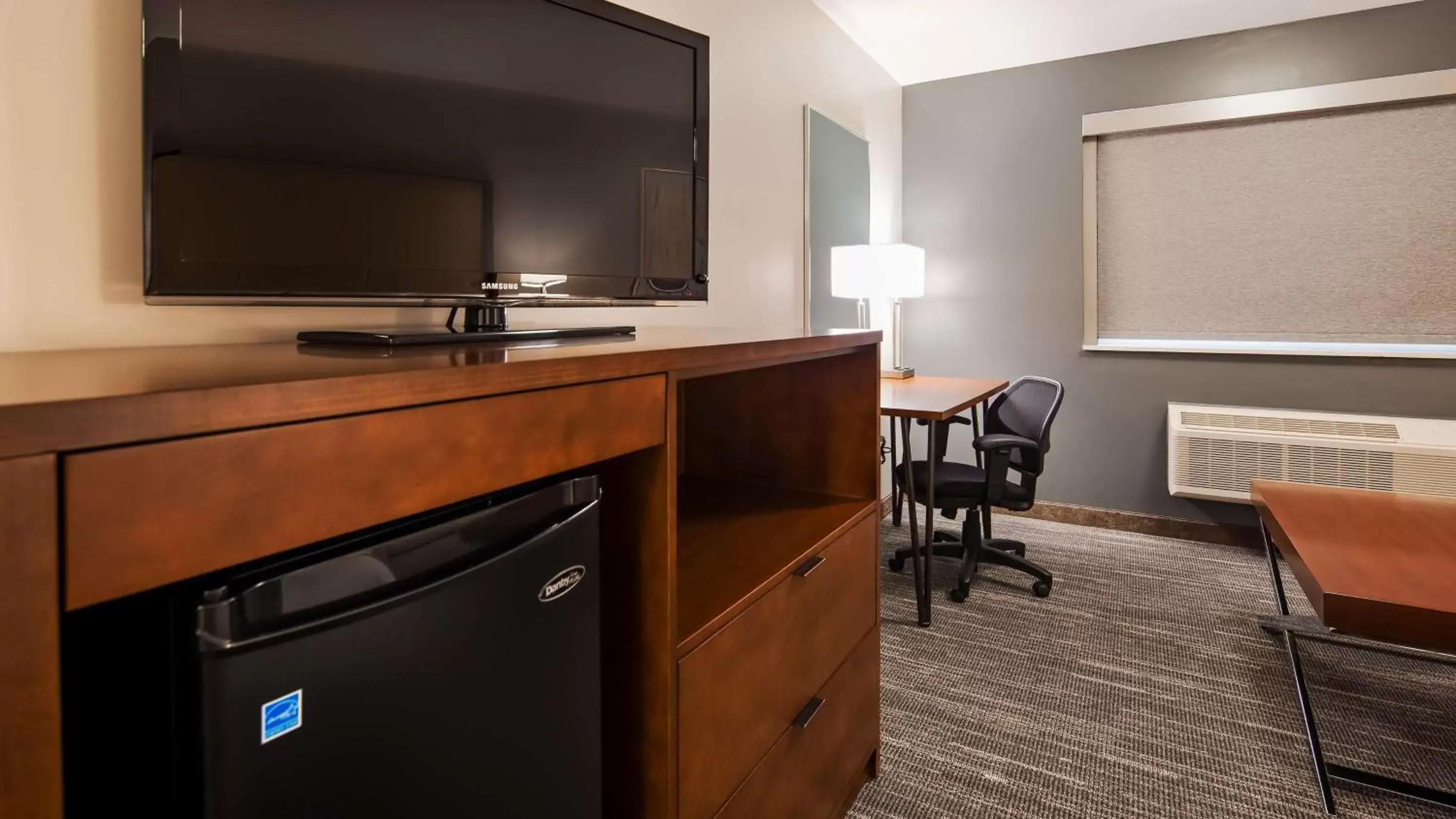 Photo of the whole room, TV/Entertainment Center in Best Western PLUS Cotton Tree Inn