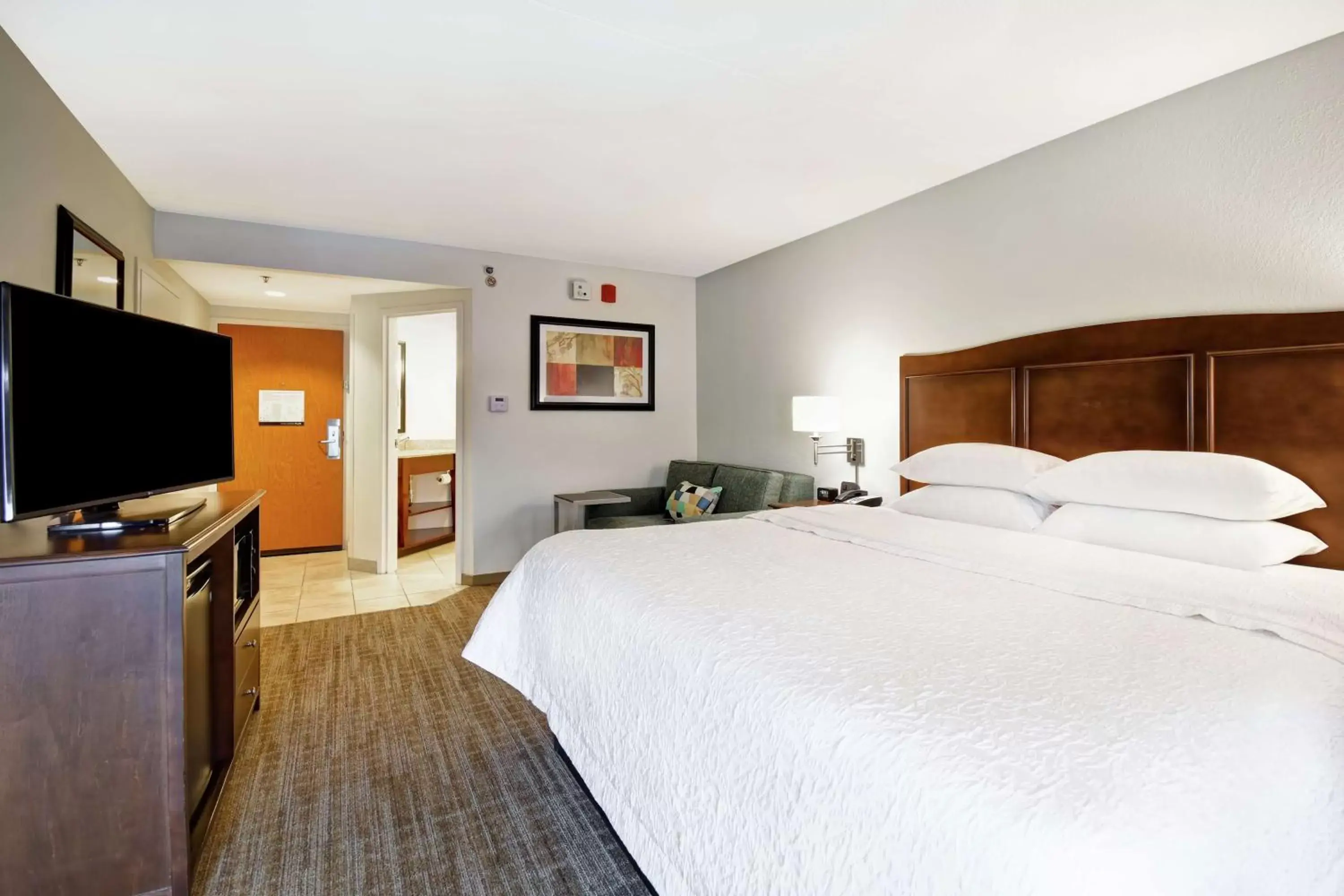 Living room, Bed in Hampton Inn Overland Park