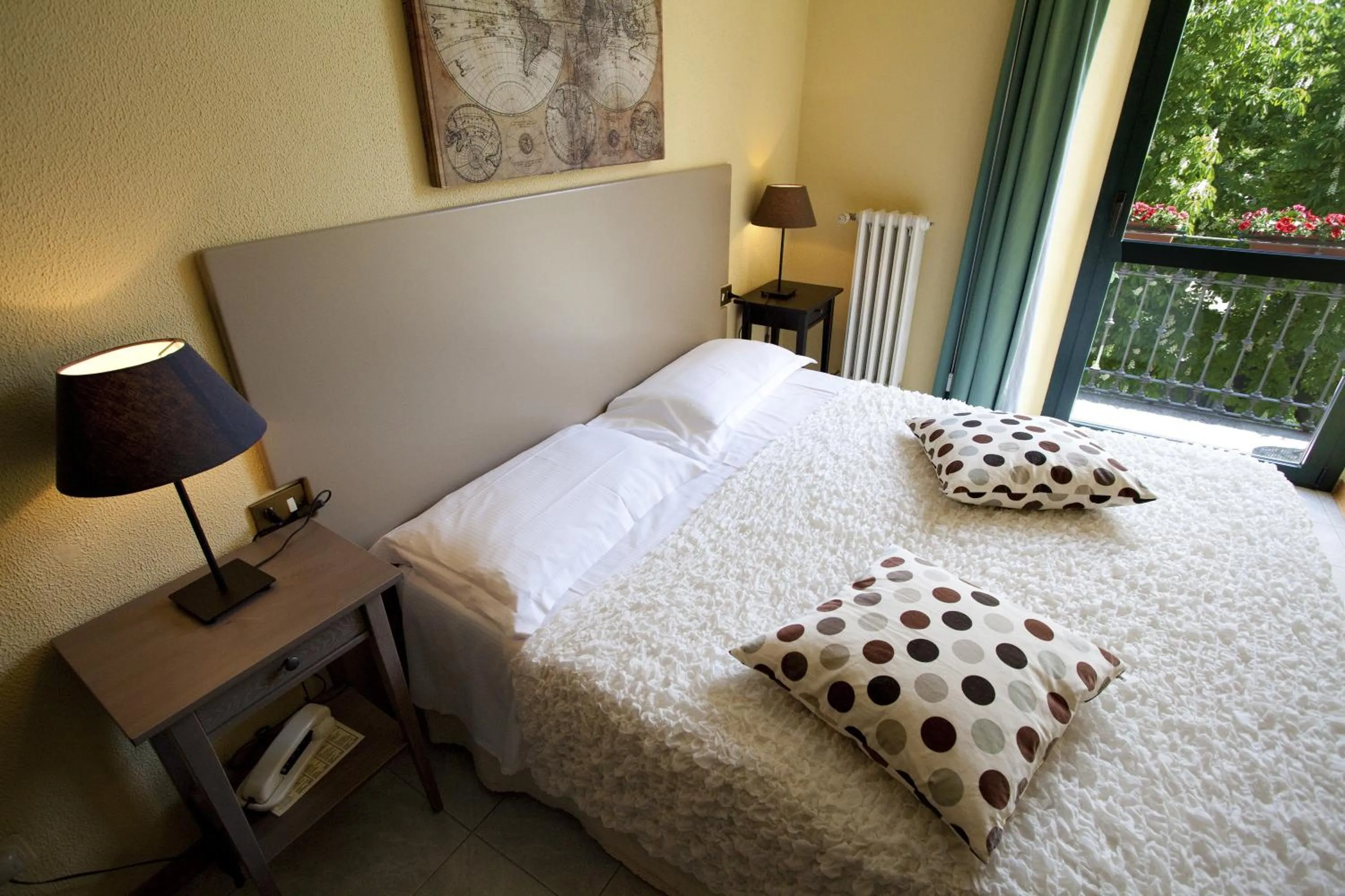 Balcony/Terrace, Bed in Hotel Elite