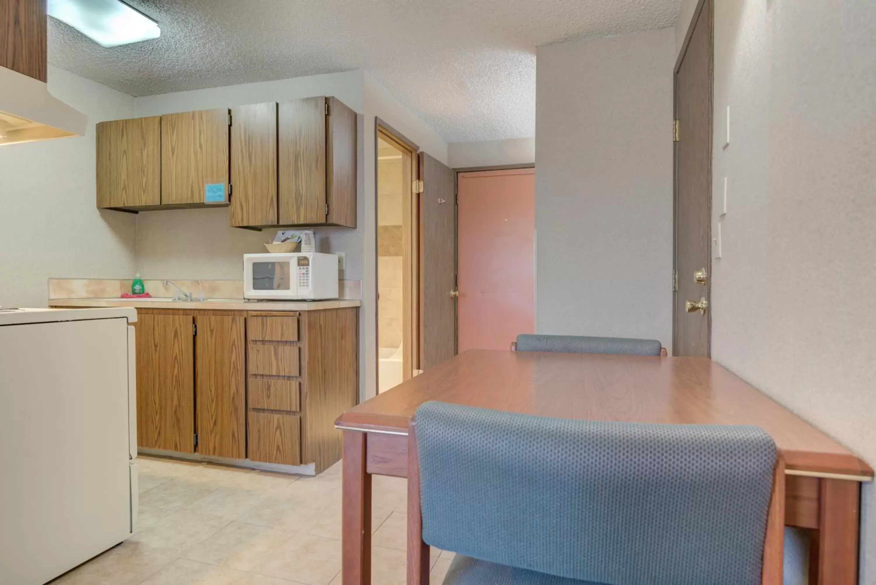 Kitchen or kitchenette, Kitchen/Kitchenette in Redmond Inn