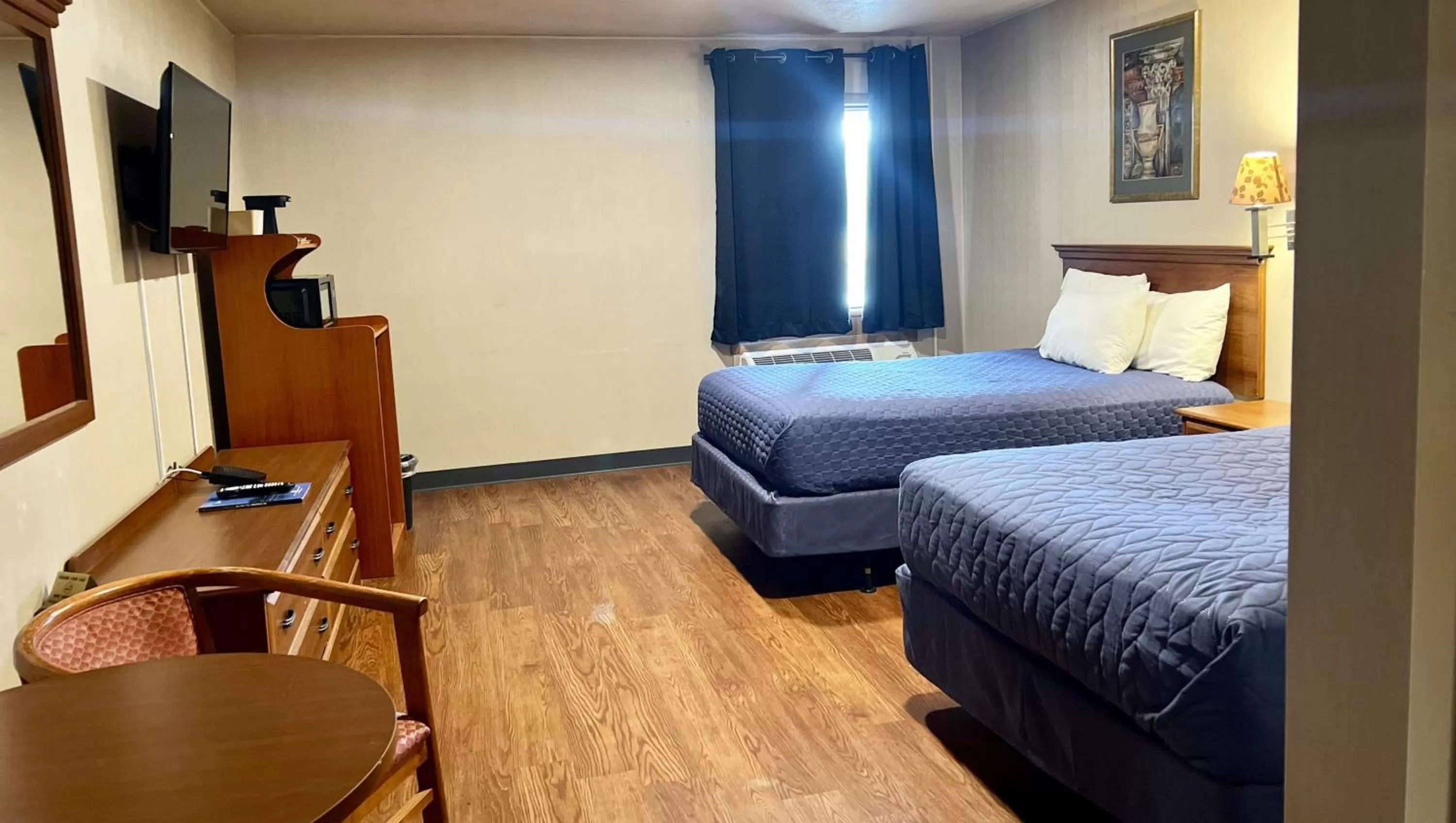 Photo of the whole room, Bed in Magnuson Grand Harrisburg