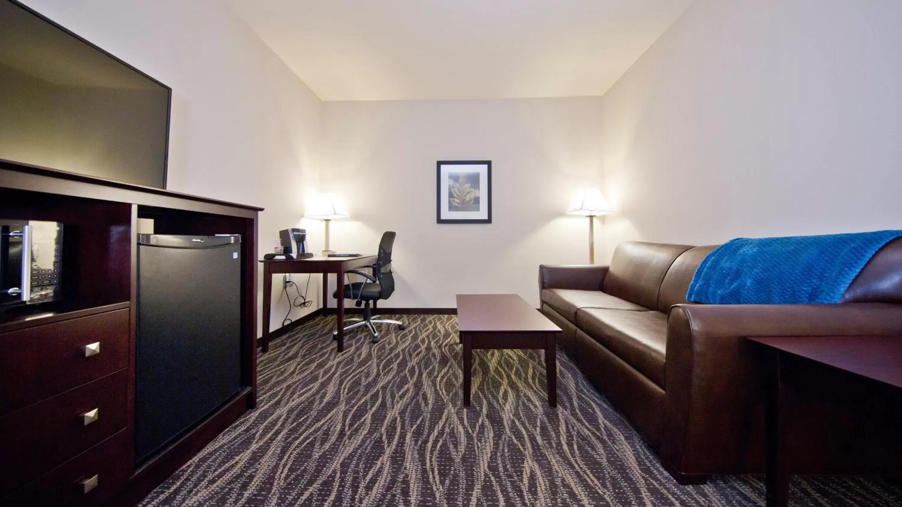 Bedroom, TV/Entertainment Center in Cobblestone Inn & Suites - Boone