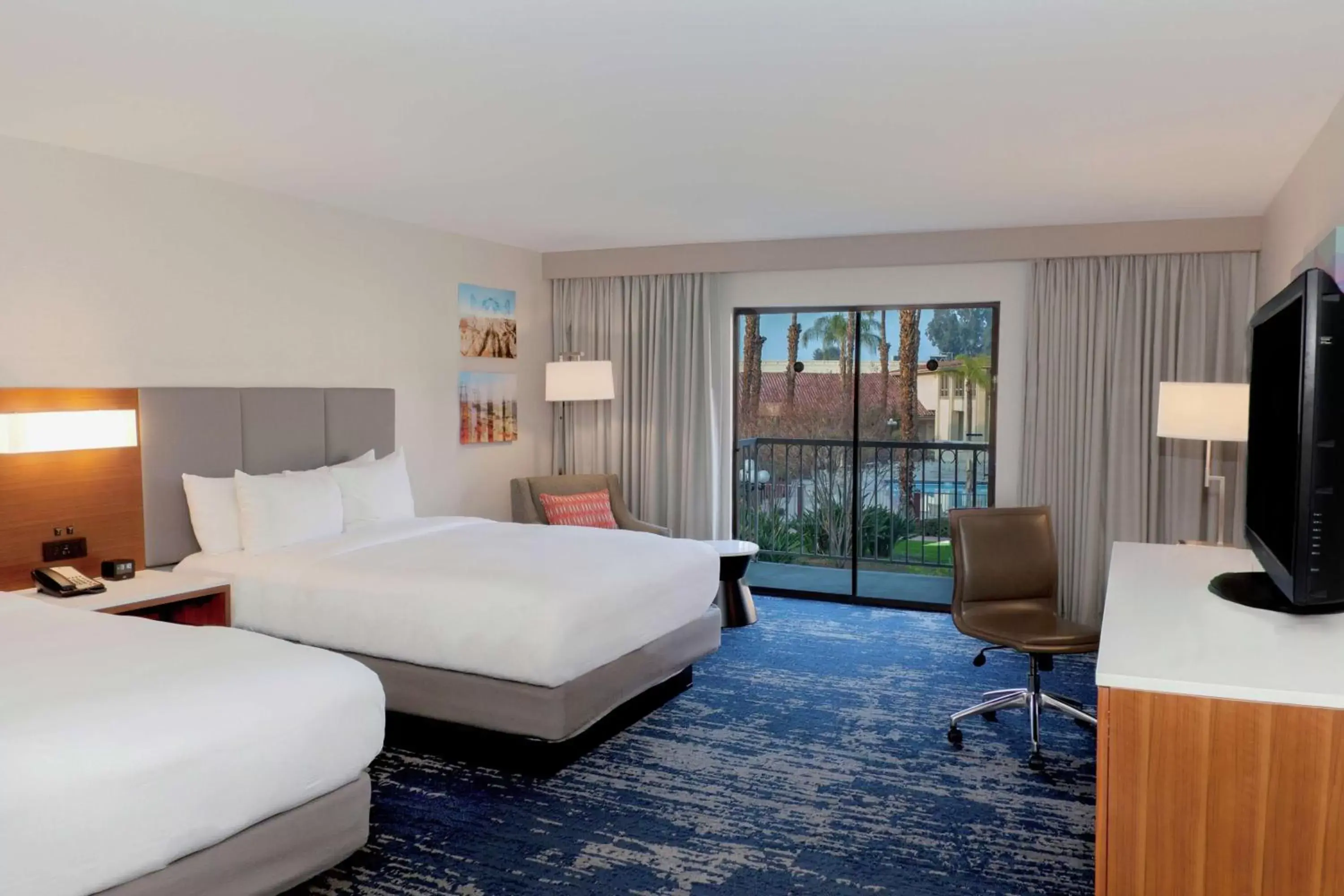 Bed in DoubleTree by Hilton Bakersfield