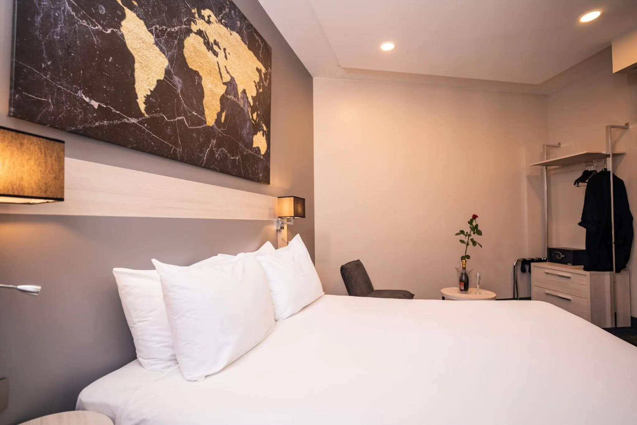 Bed in Hôtel Univers