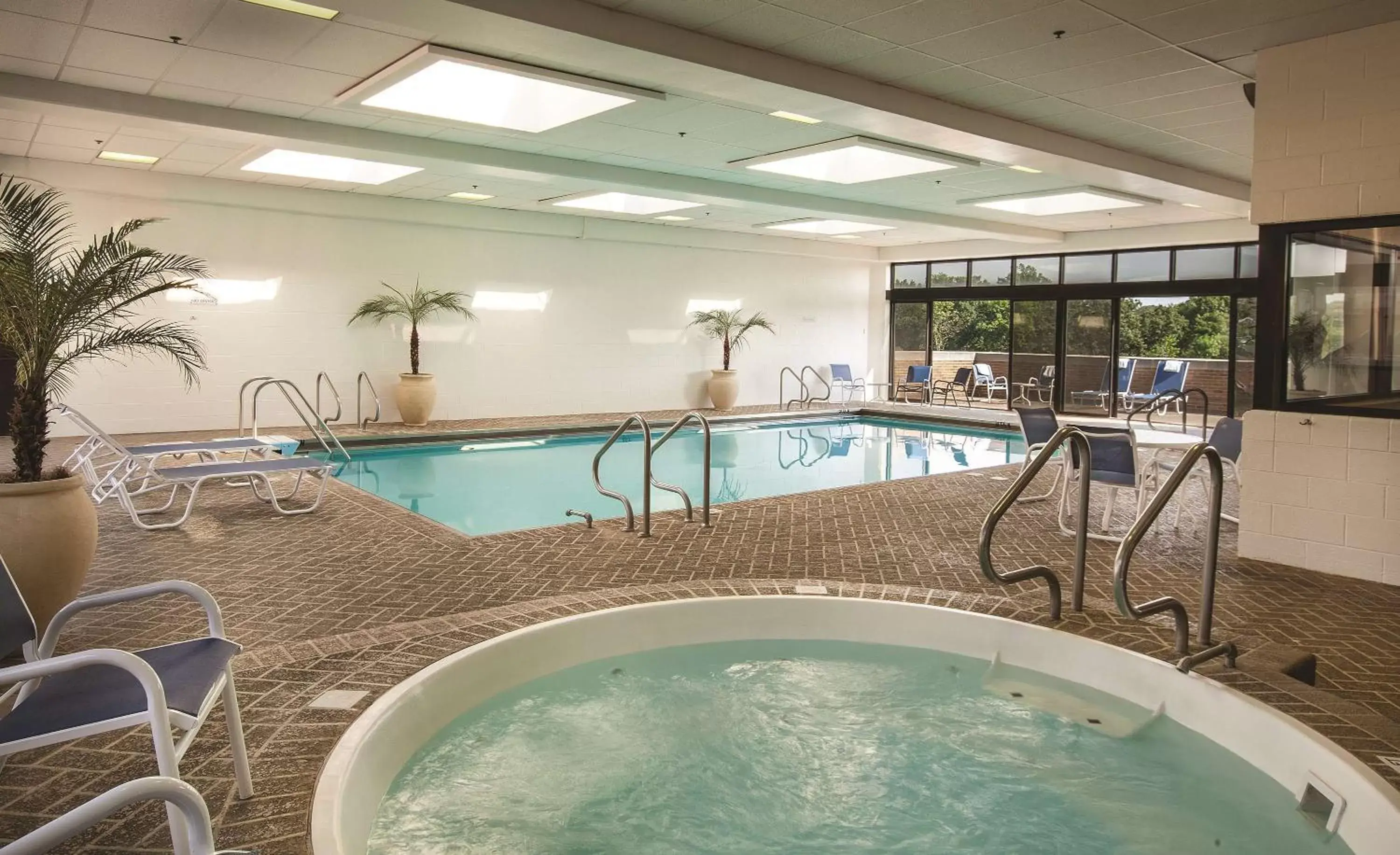 Swimming Pool in DoubleTree by Hilton Chicago - Oak Brook