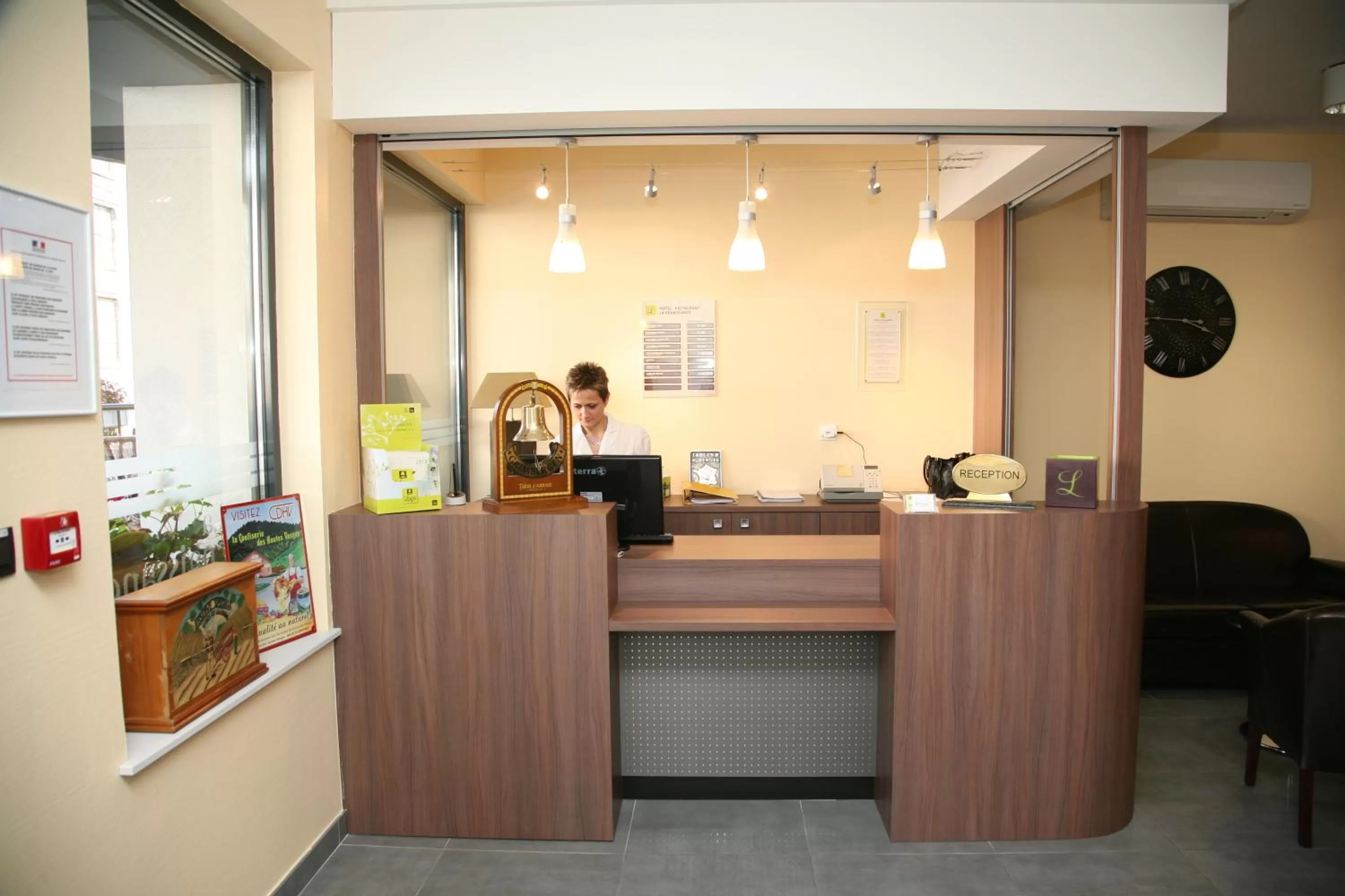 Lobby or reception in Logis Hôtel- Restaurant La Renaissance