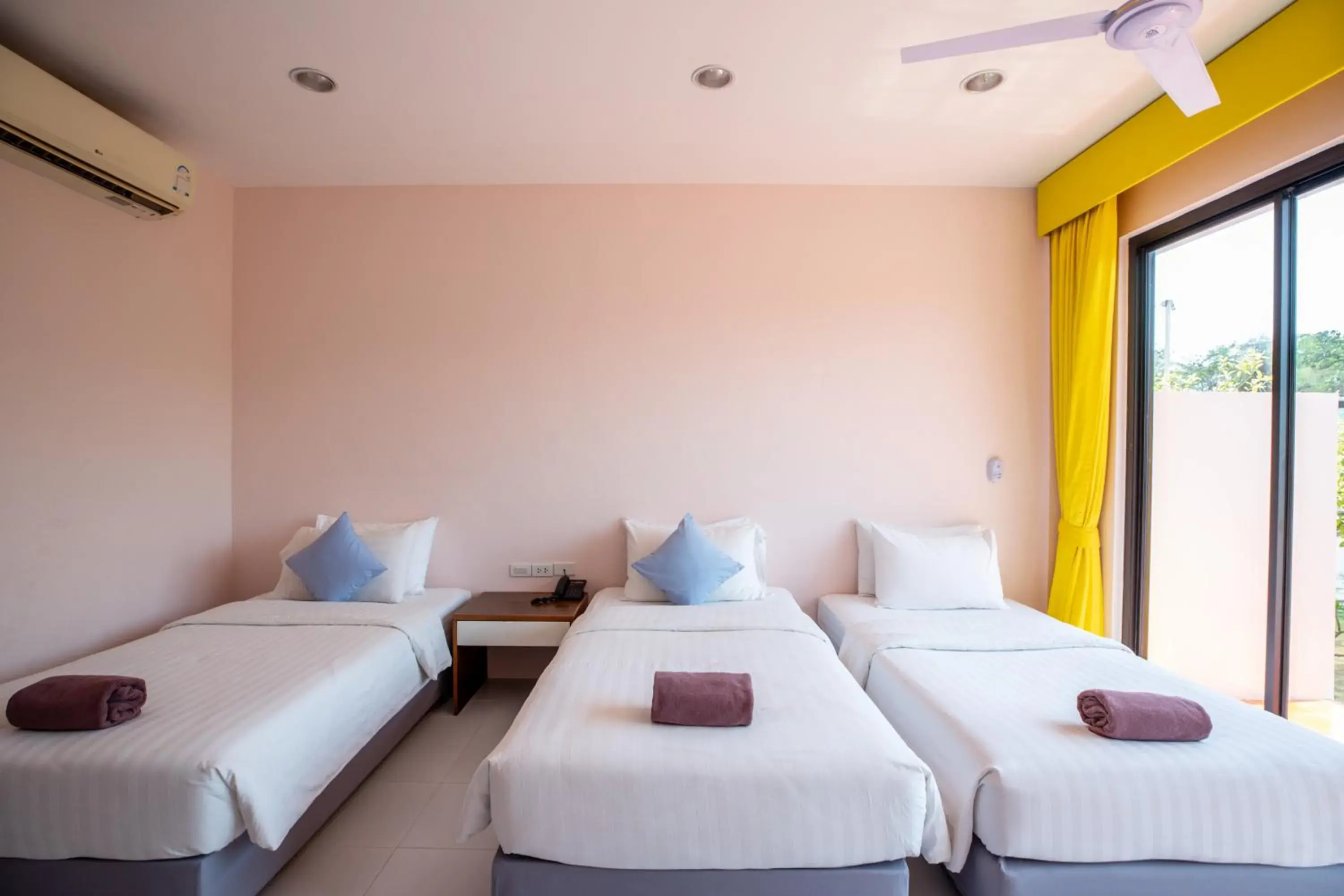 Bed in Xanadu Beach Resort Koh Lan