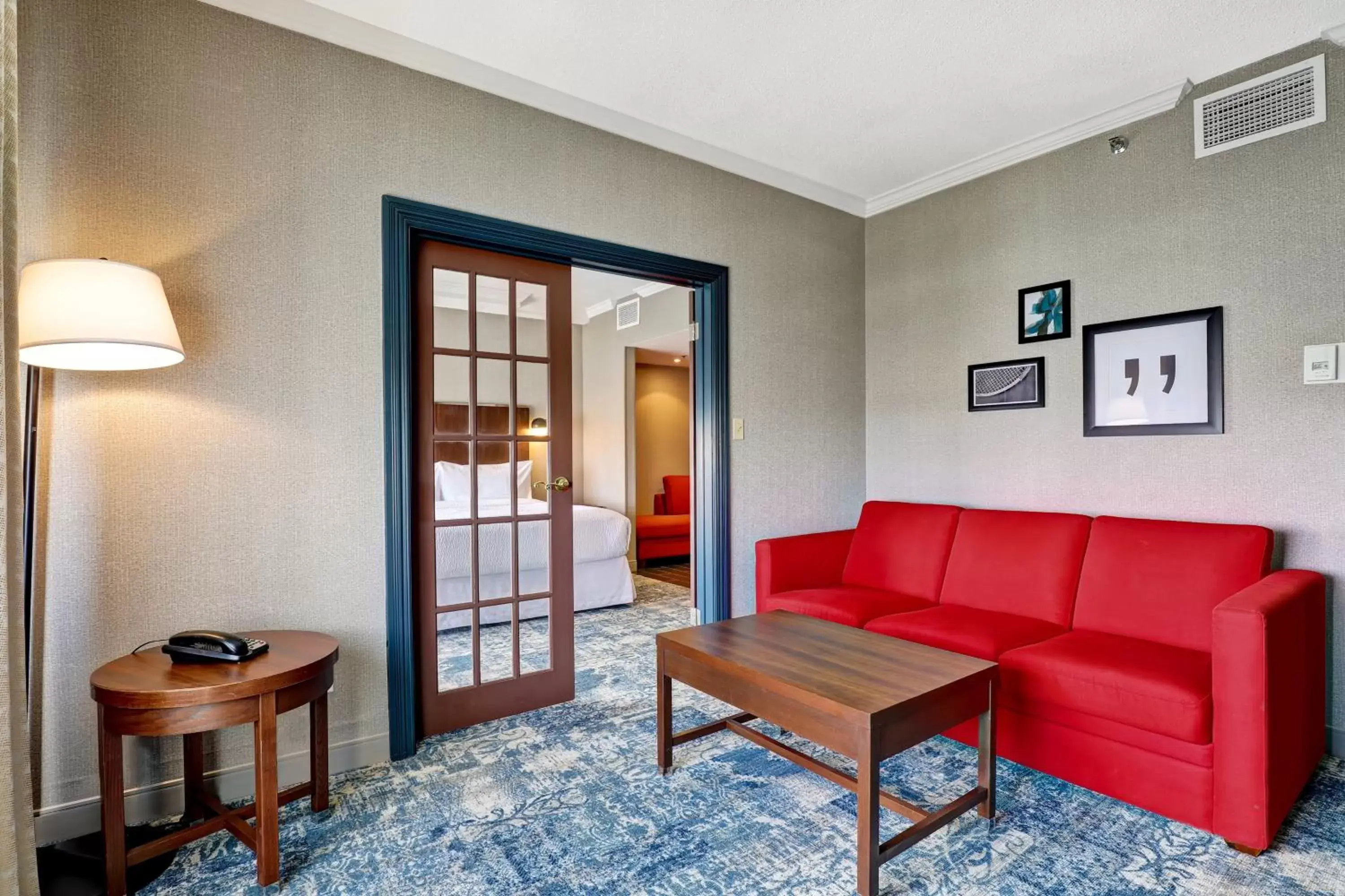 Photo of the whole room, Seating Area in Four Points by Sheraton Toronto Mississauga