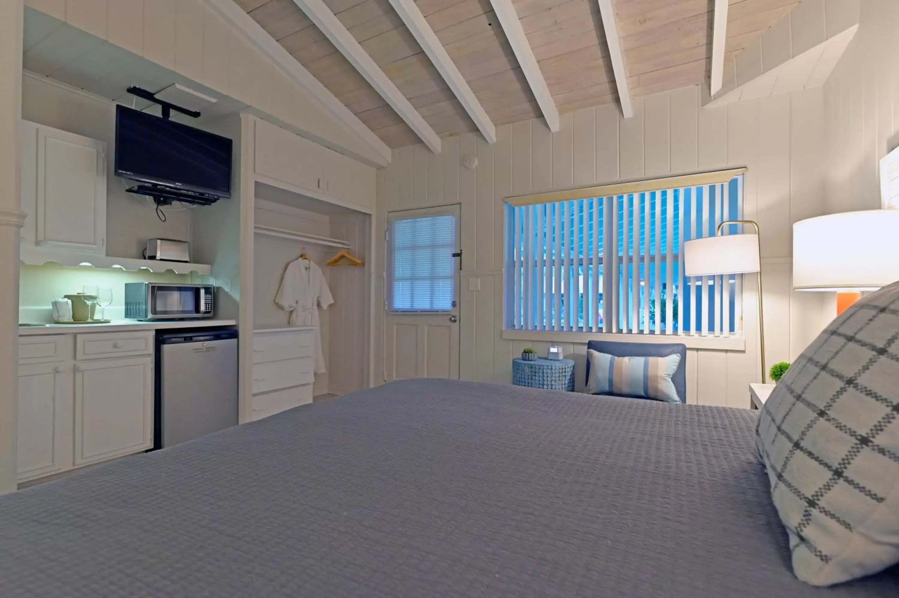 minibar, Bed in The Islander Inn