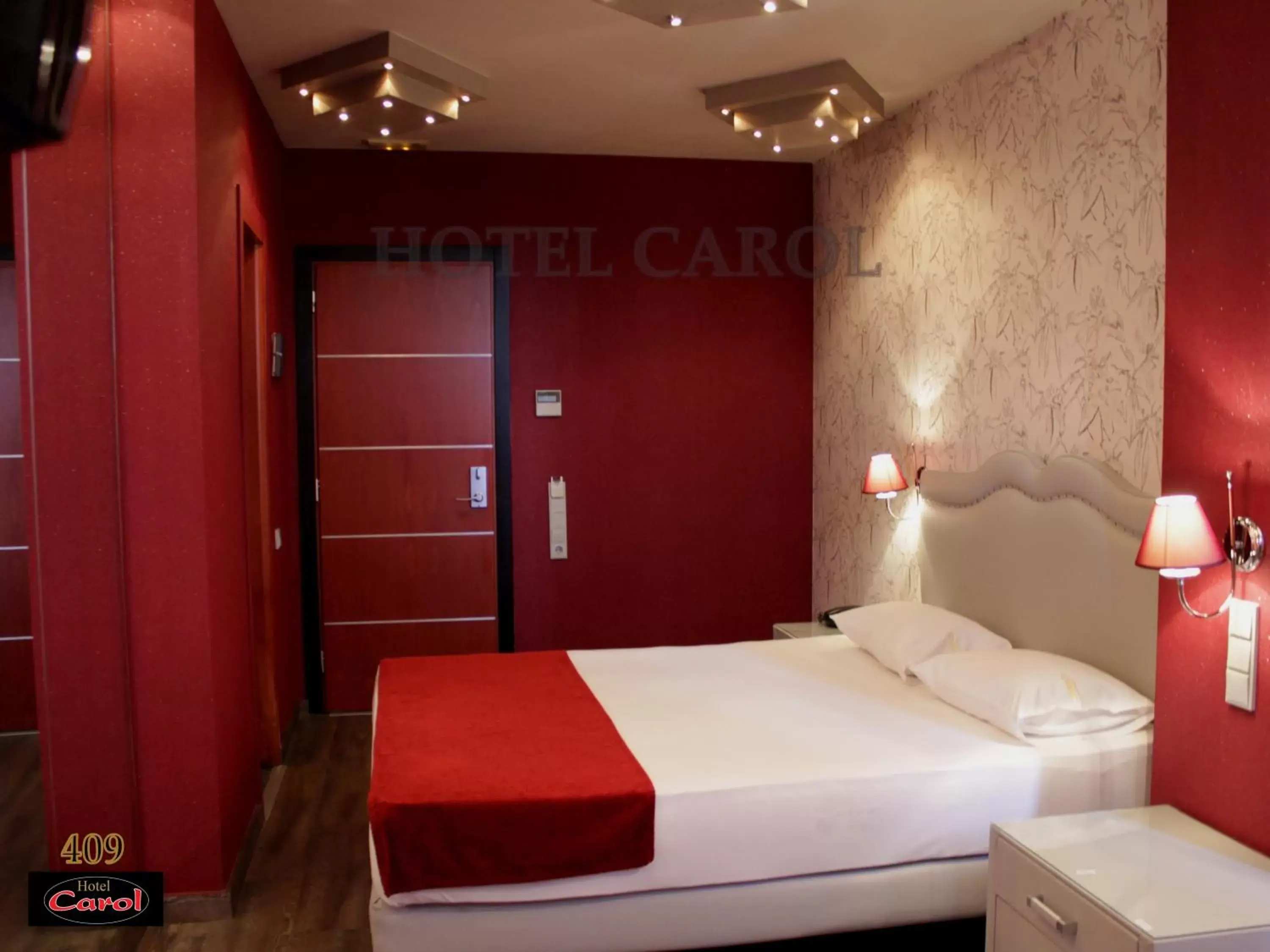 Shower, Bed in Carol Hotel