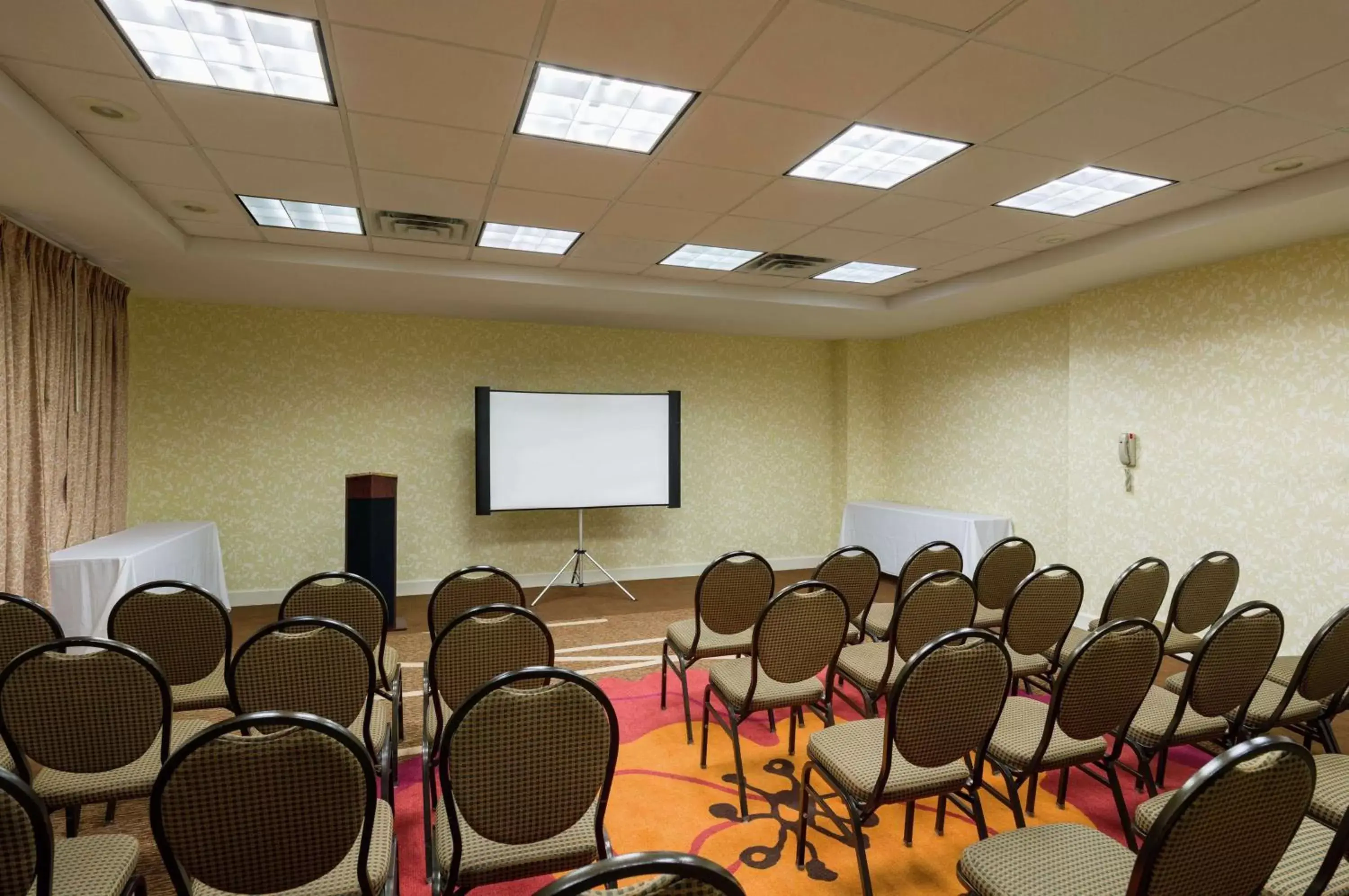 Meeting/conference room in Hilton Garden Inn Queens/JFK