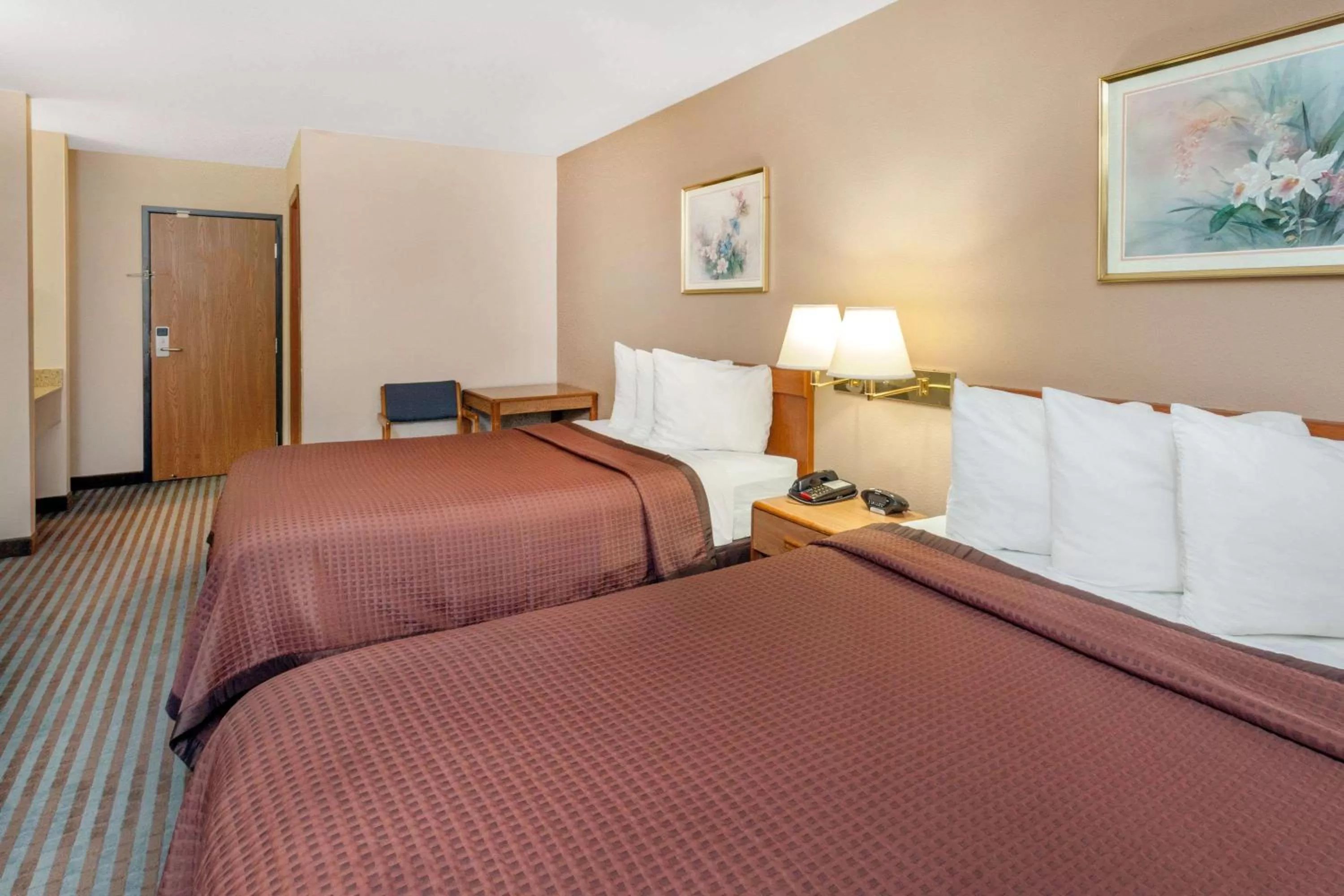 Photo of the whole room, Bed in Days Inn by Wyndham Charleston