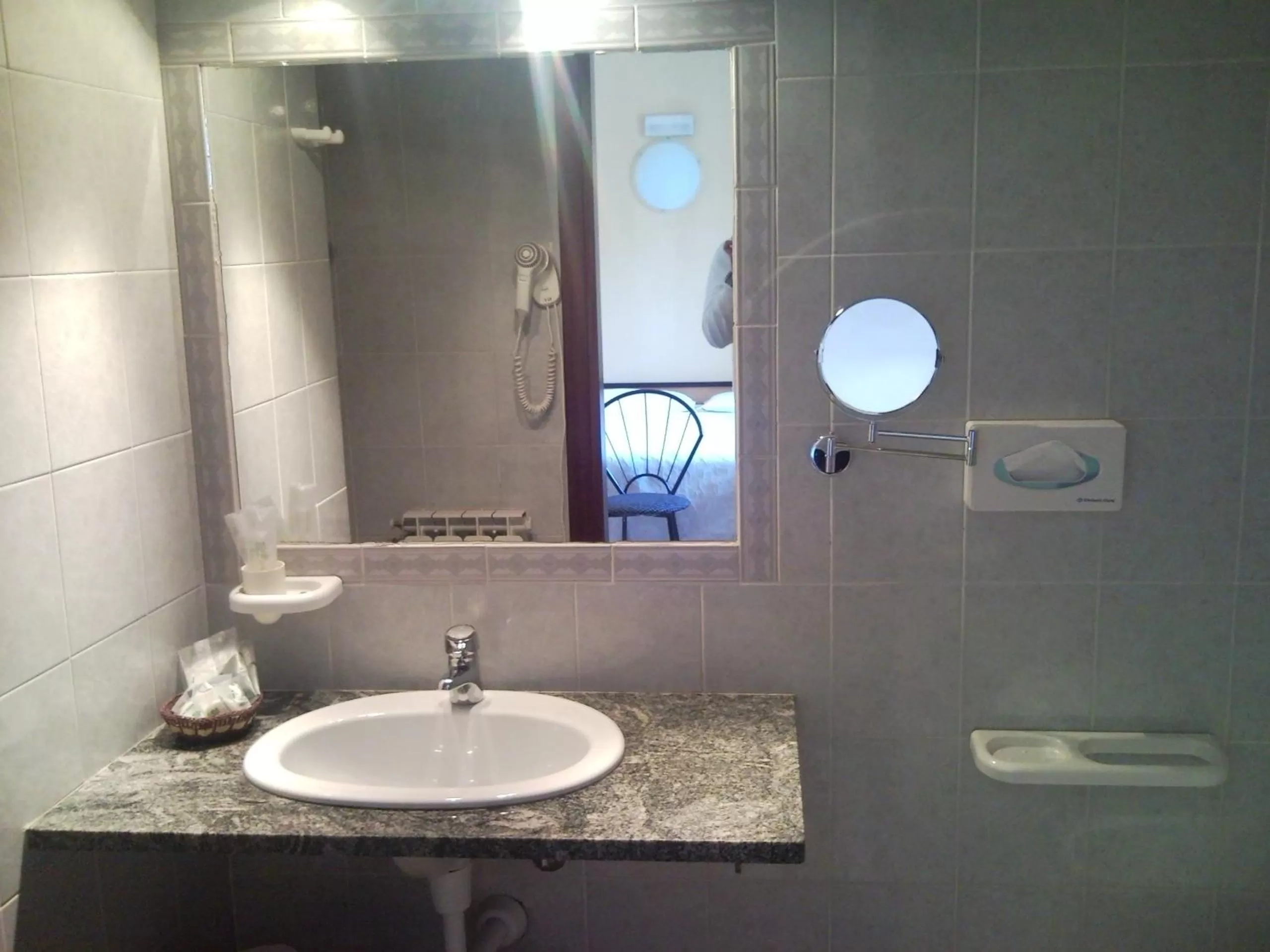 Toilet in Hotel Trasimeno Bittarelli
