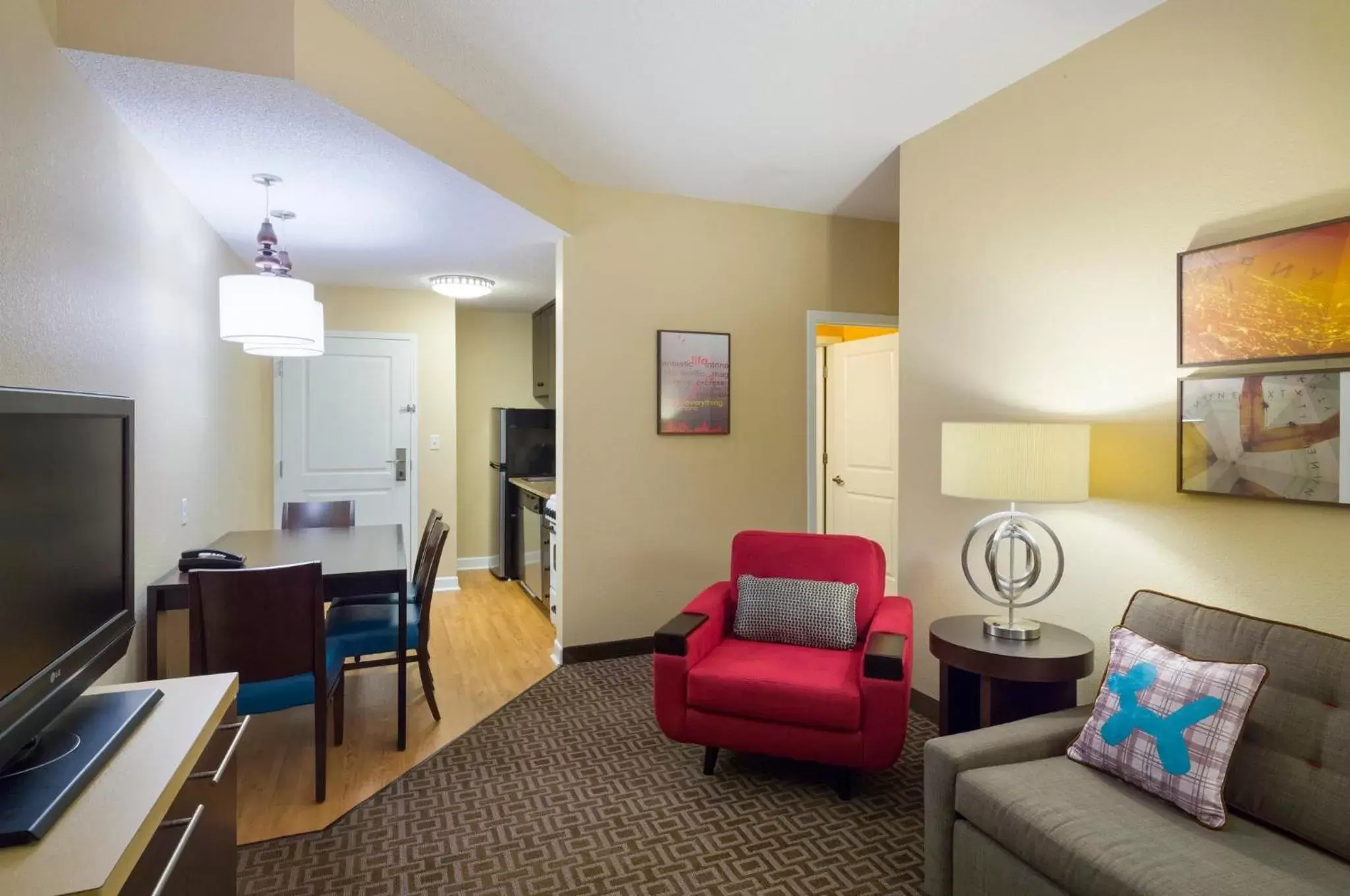 Photo of the whole room, Seating Area in TownePlace Suites by Marriott Harrisburg Hershey