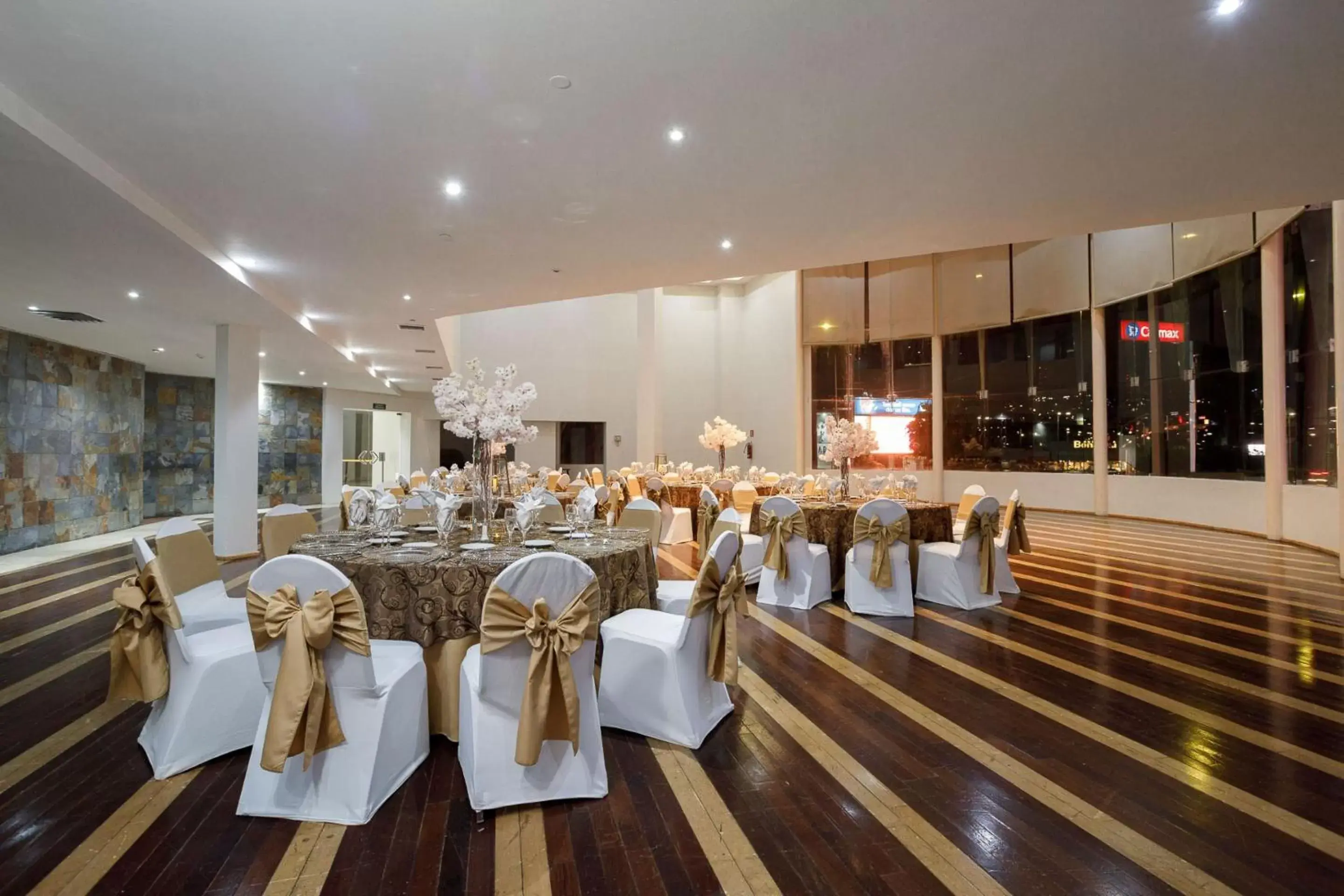 Meeting/conference room, Restaurant/Places to Eat in Real Inn Tijuana by Camino Real Hotels