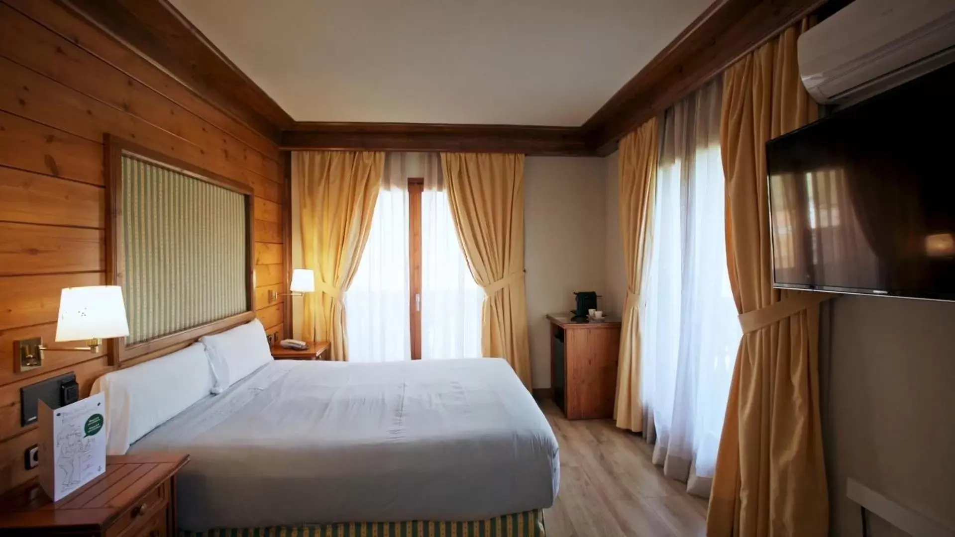 Bedroom, Bed in Hotel Grèvol Spa