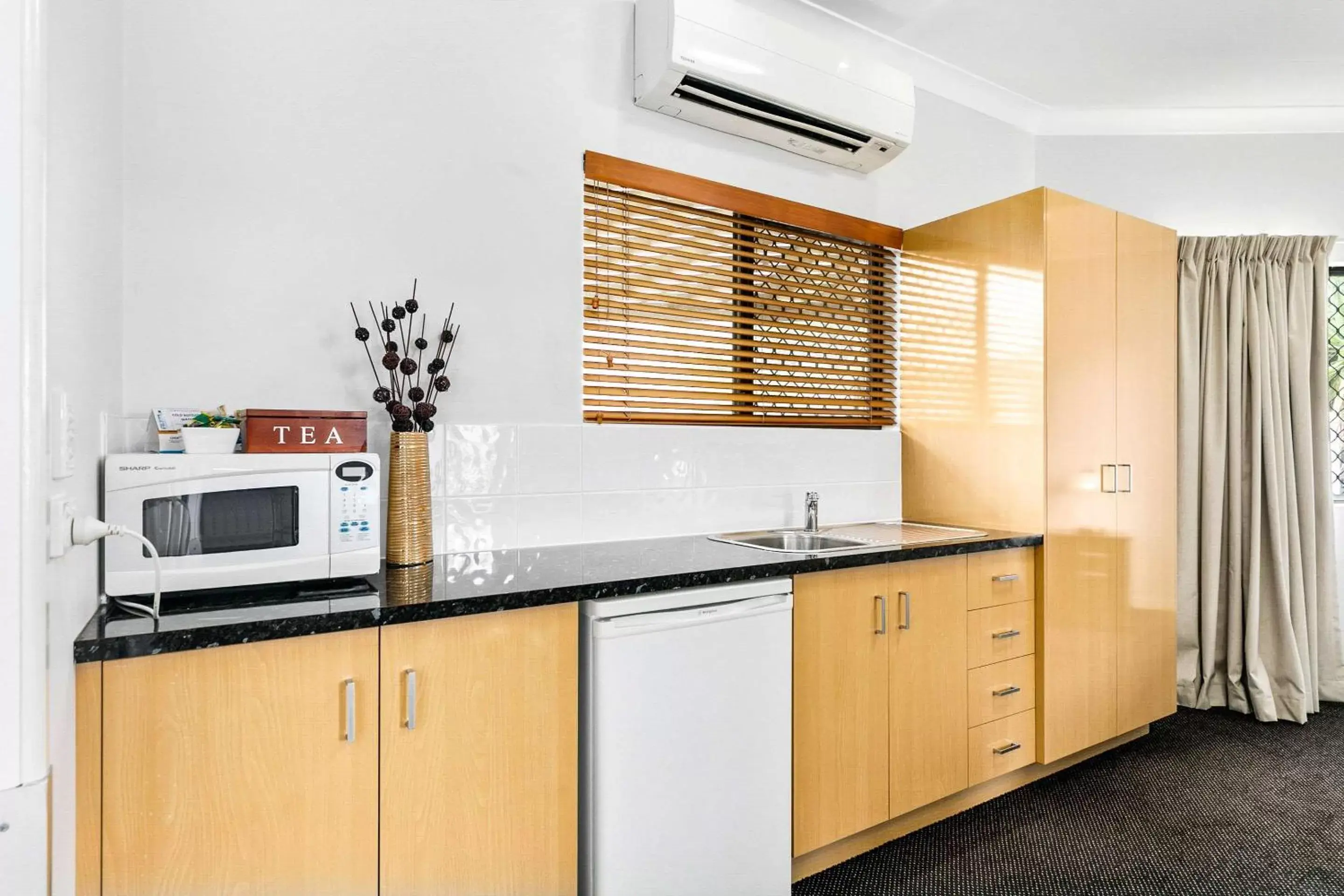 Photo of the whole room, Kitchen/Kitchenette in Comfort Inn Parklands Calliope