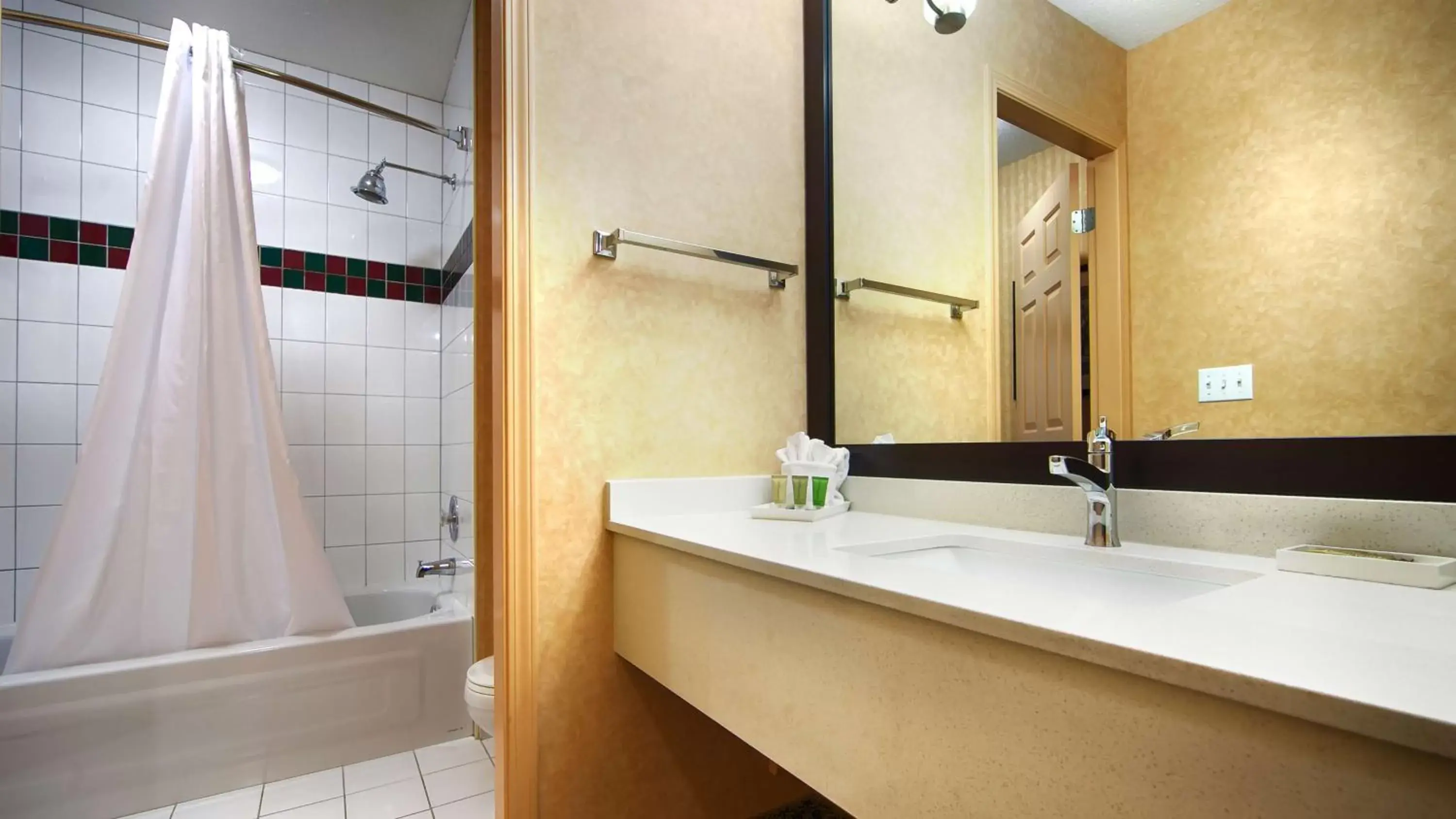 Photo of the whole room, Bathroom in Best Western Plus Regency Inn and Conference Centre