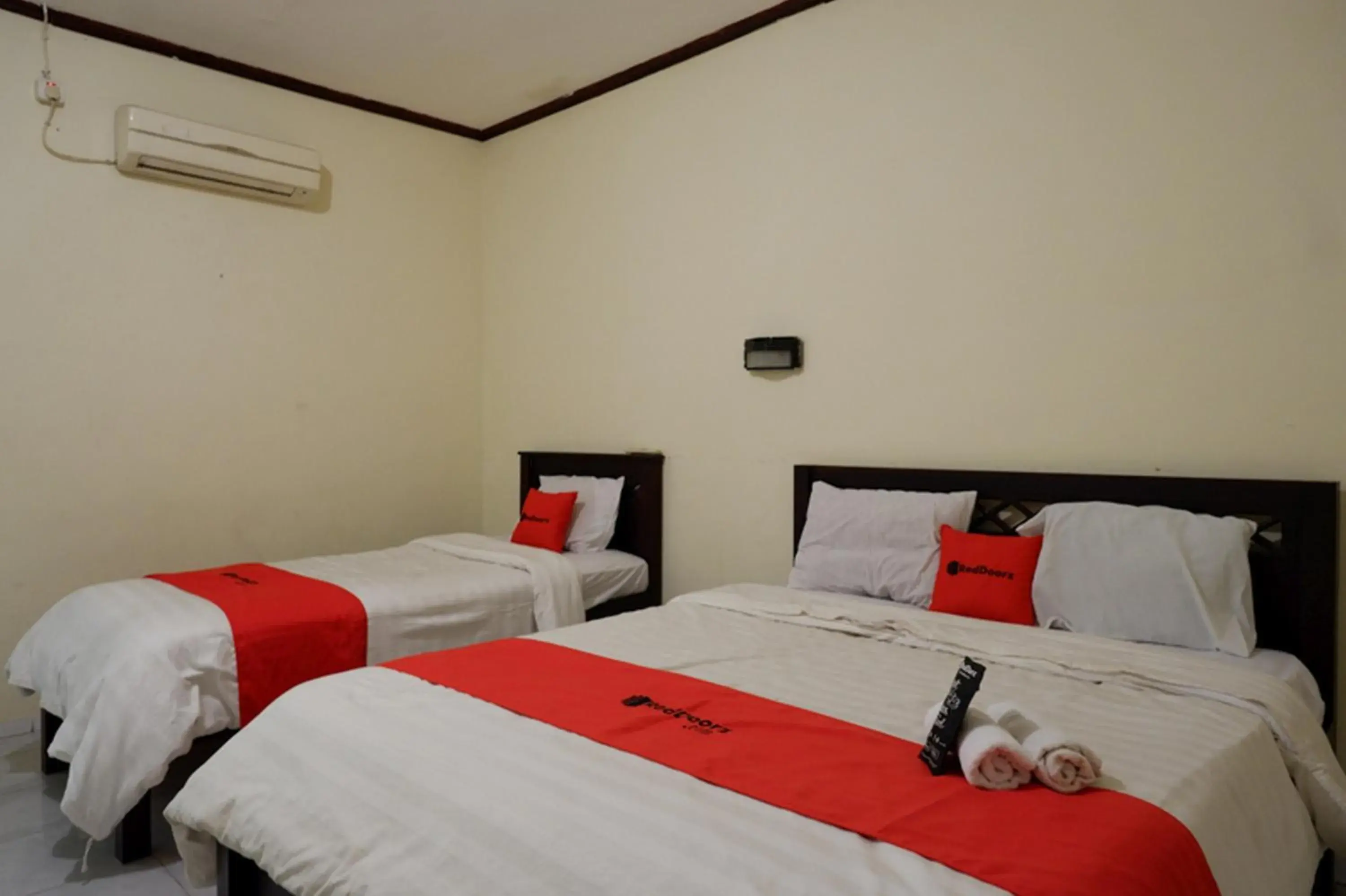 Photo of the whole room, Bed in RedDoorz @ Hotel Citra Indah