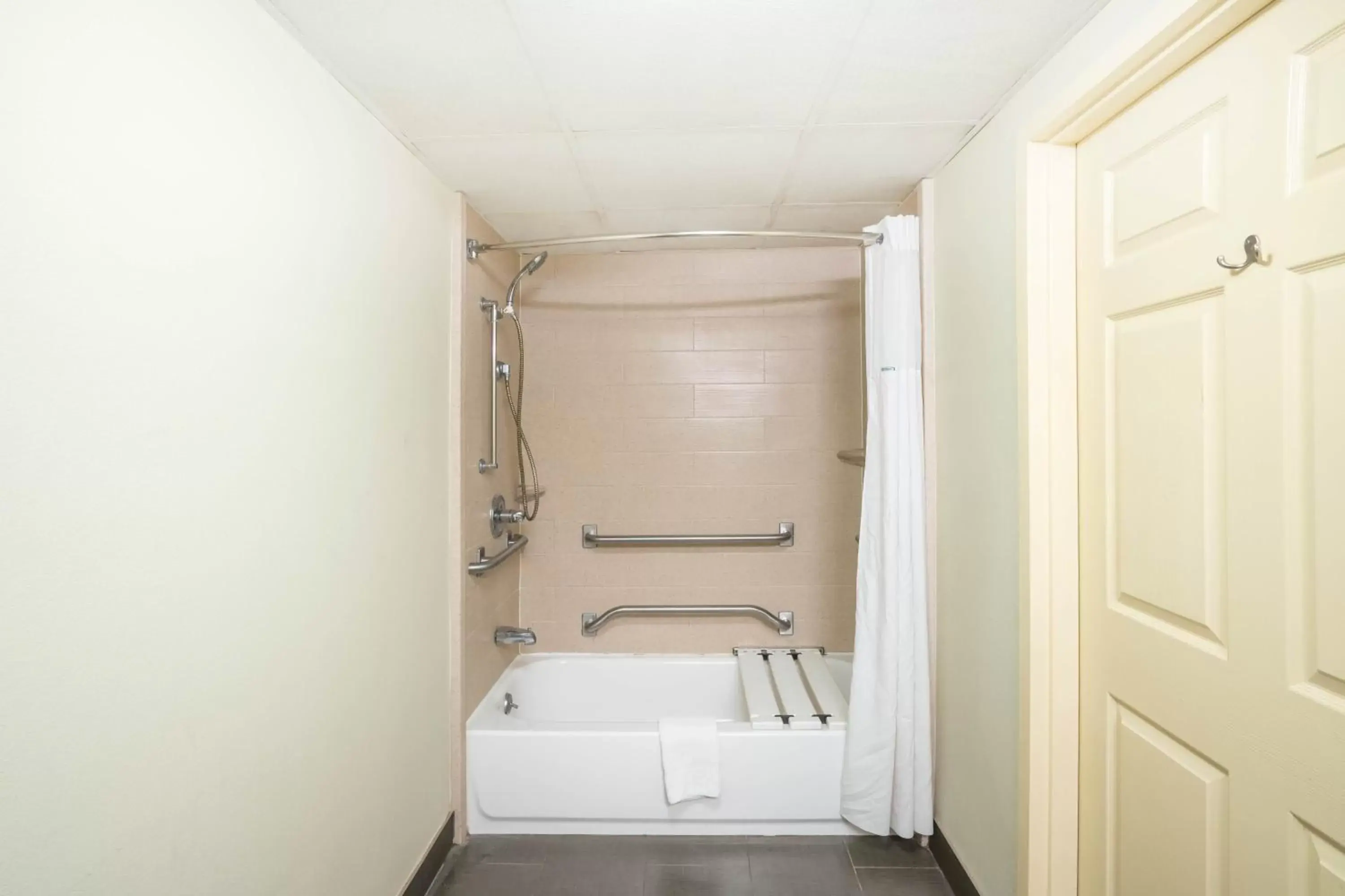 Bathroom in Days Inn by Wyndham Clarksville North EXIT 4