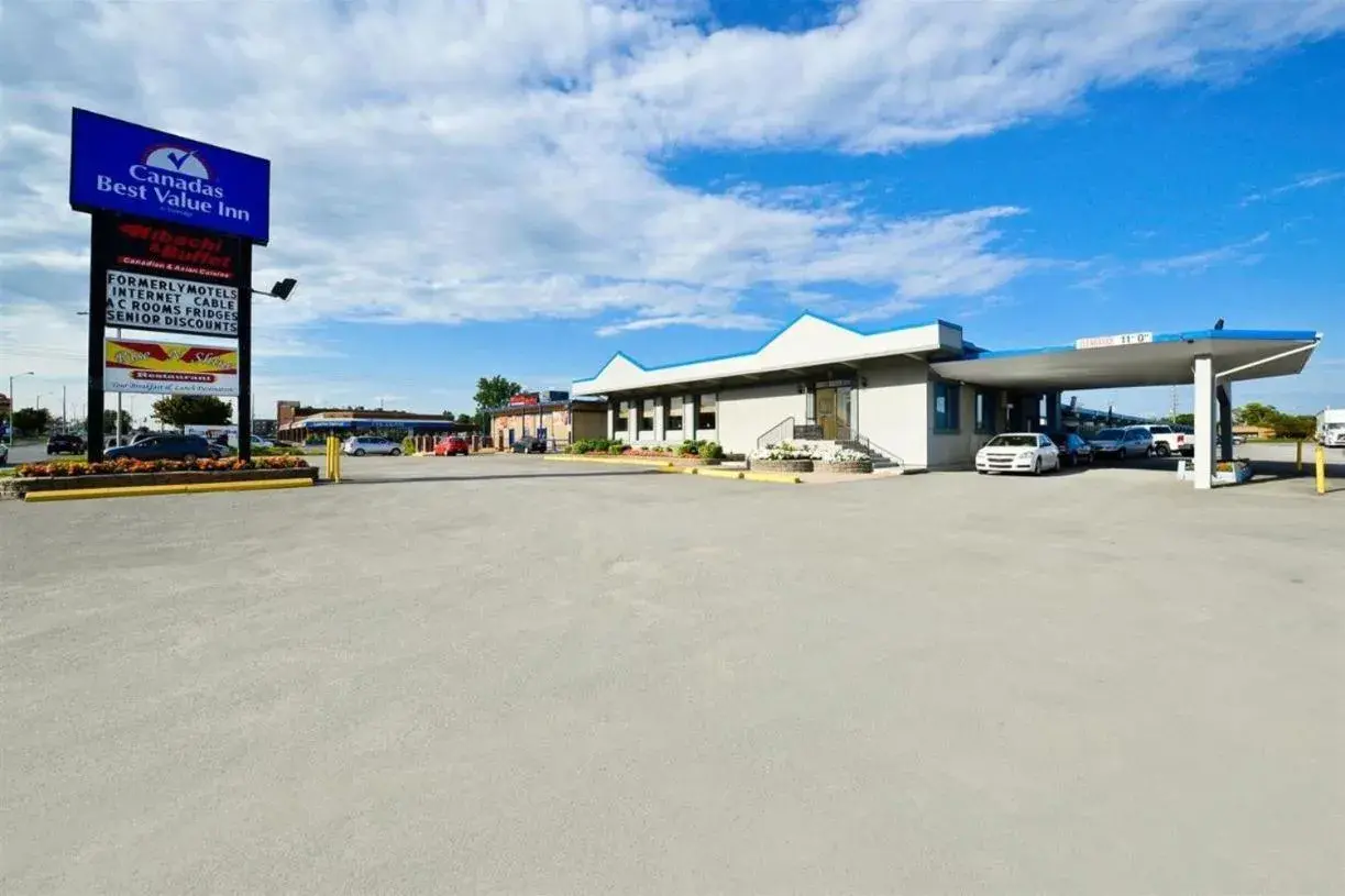 Facade/entrance, Property Building in Travelers Inn