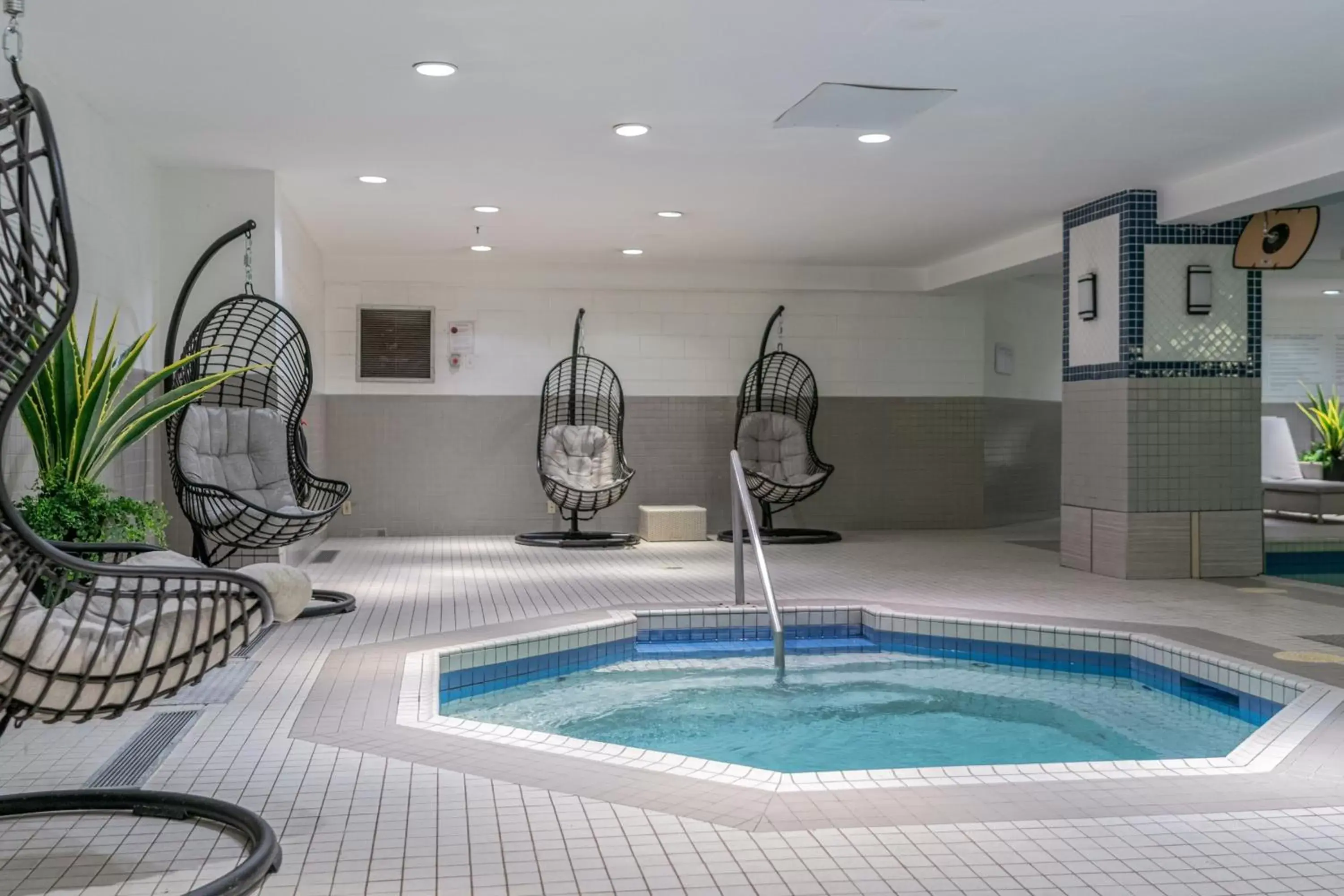 Swimming Pool in Delta Hotels by Marriott Montreal