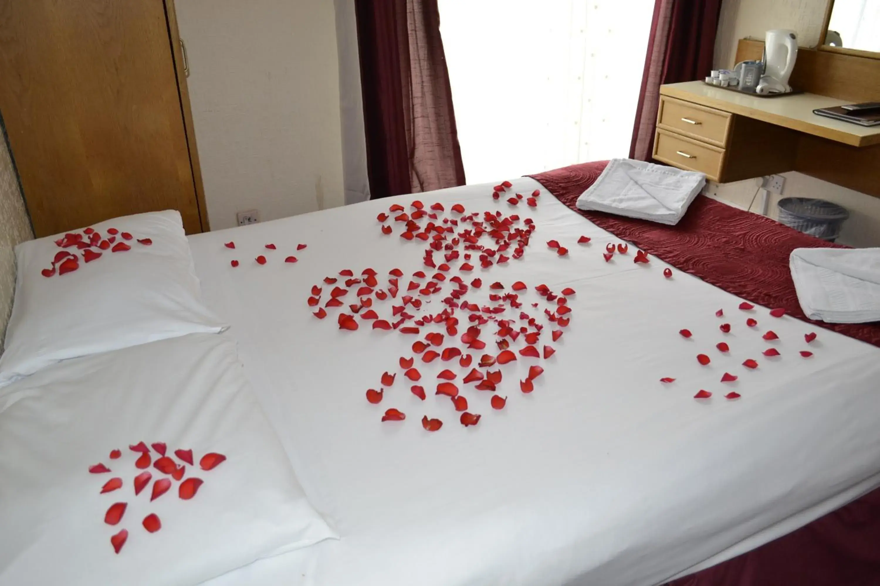 Photo of the whole room, Bed in Cranbrook Hotel