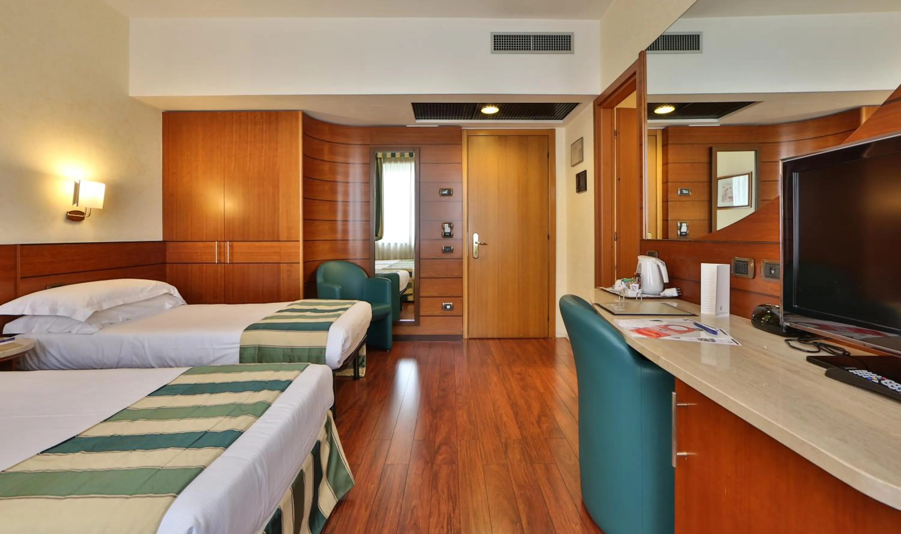 TV and multimedia, Bed in Hotel Mirage Sure Hotel Collection by Best Western