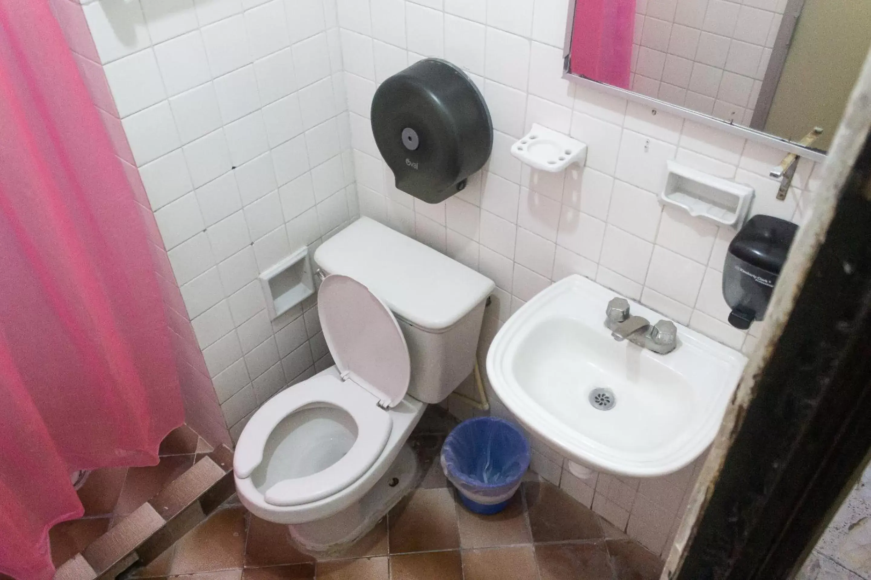 Bathroom in OYO Hotel Colón, Plaza Bicentenario, Zacatecas Centro