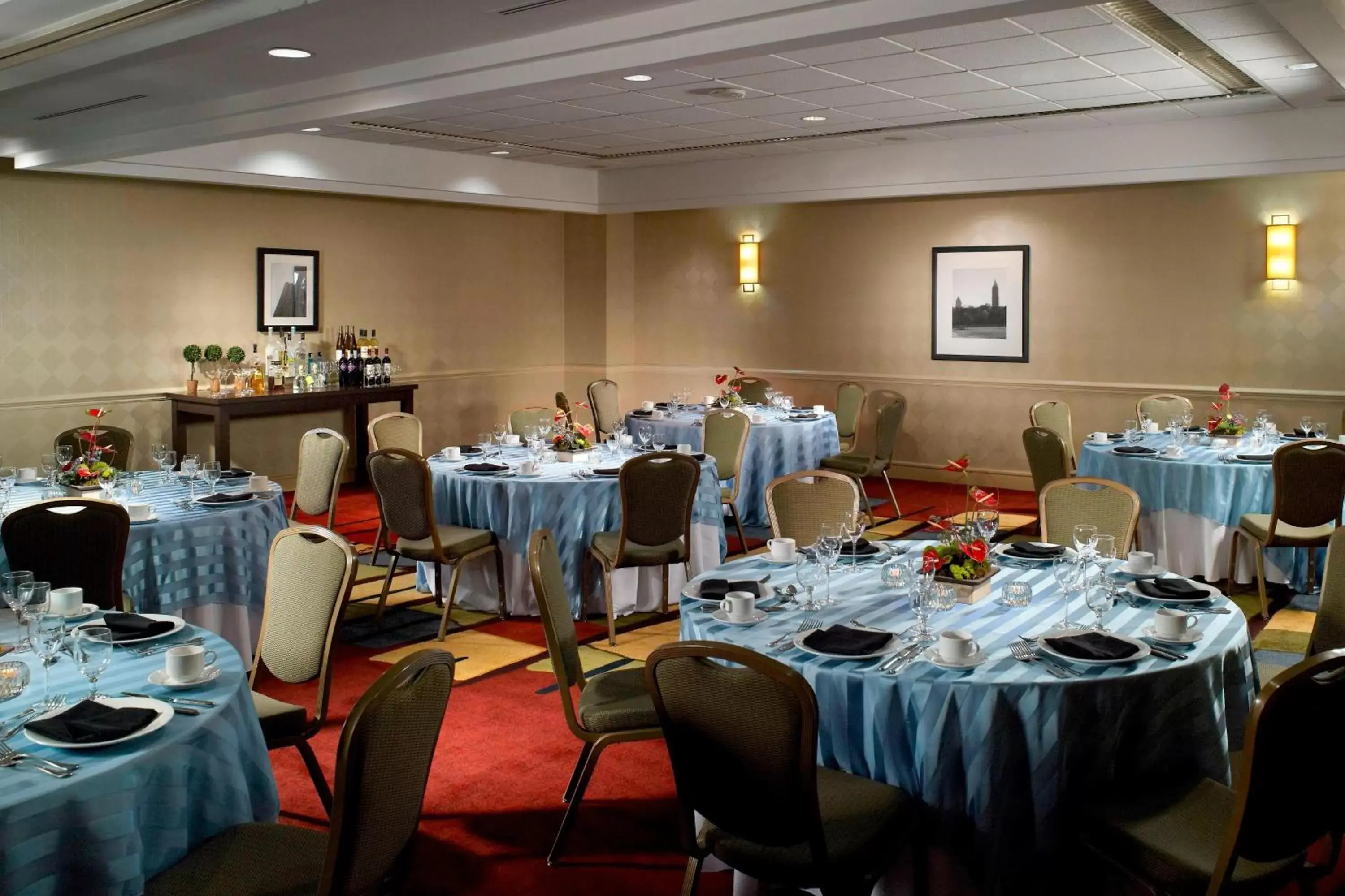 Meeting/conference room, Restaurant/Places to Eat in Atlanta Marriott Suites Midtown