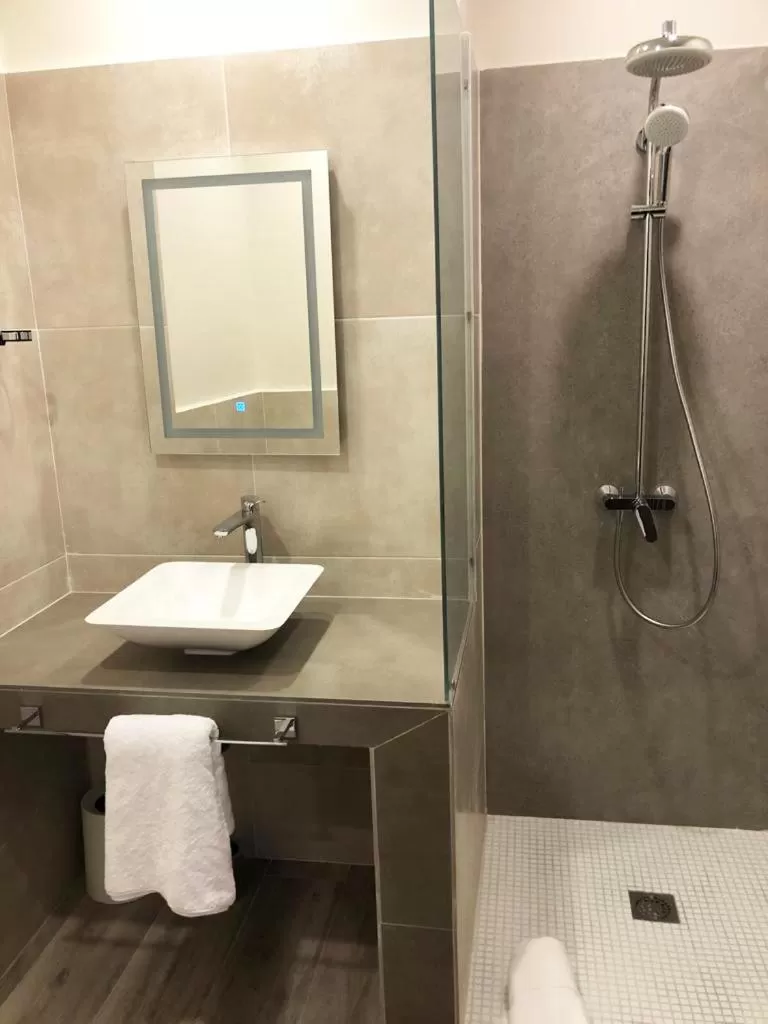 Bathroom in Hotel L'Adresse Dakar