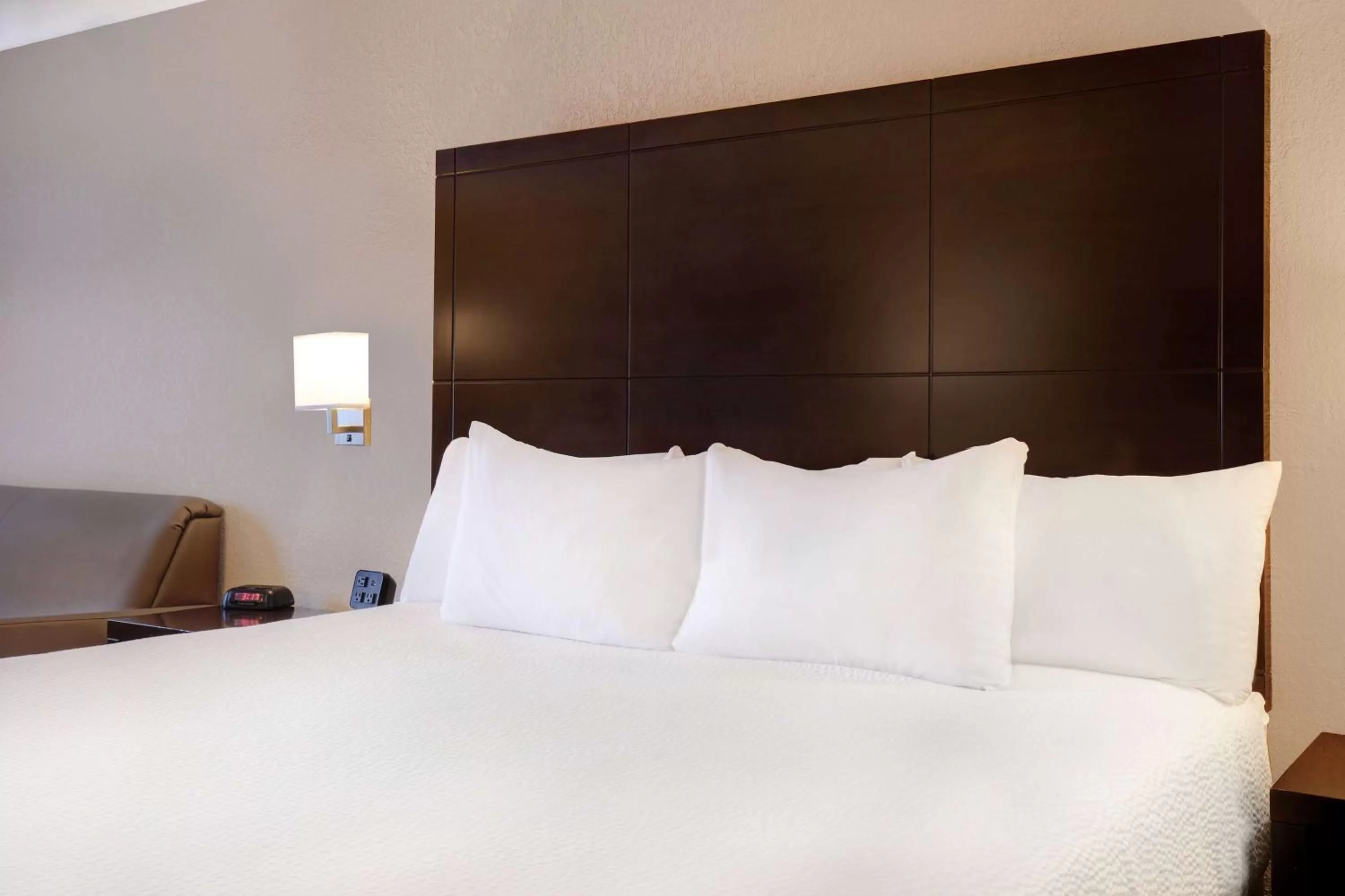 Photo of the whole room, Bed in Days Inn by Wyndham Medicine Hat